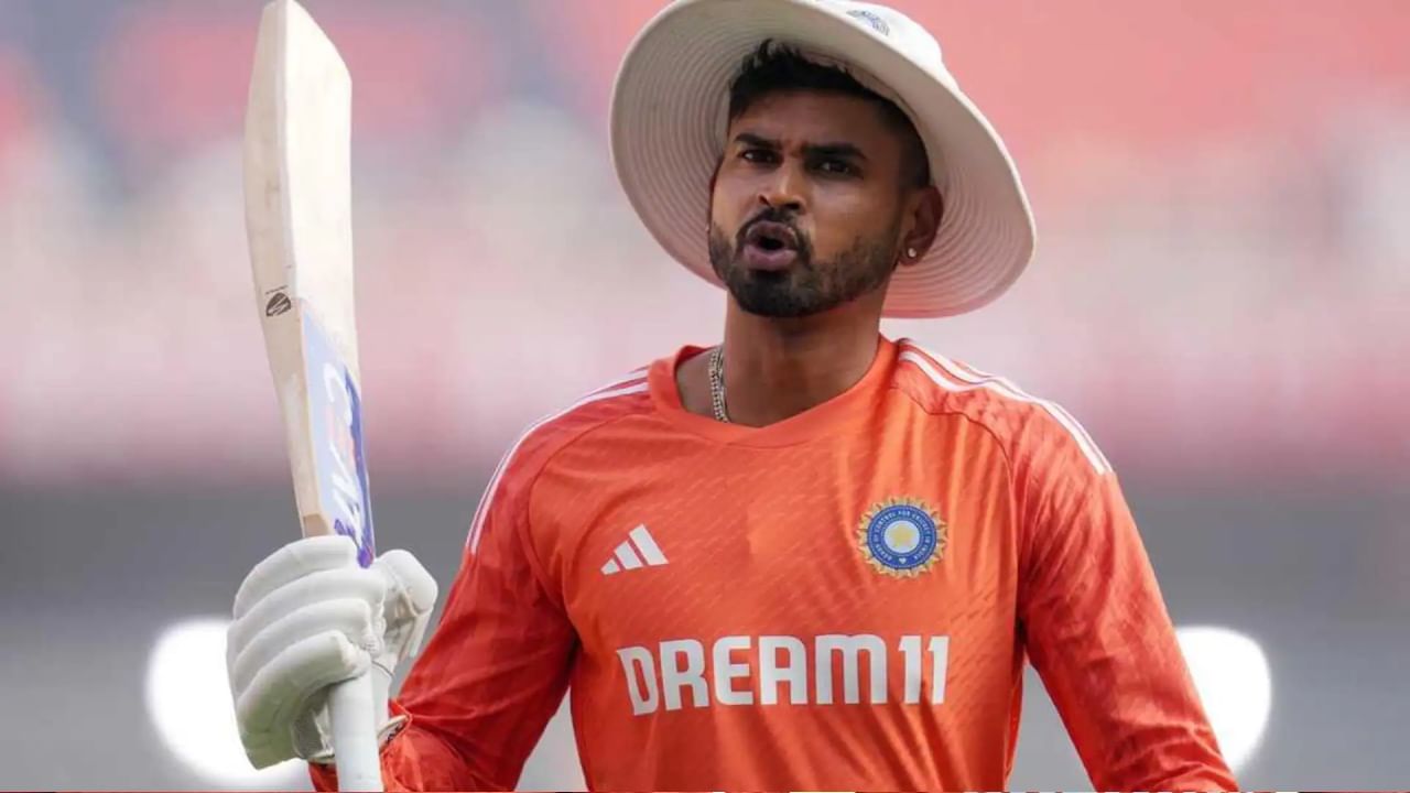 ಮತ್ತೊಂದೆಡೆ, ಶ್ರೇಯಸ್ ಅಯ್ಯರ್ ಬೆನ್ನು ನೋವು ಕಾರಣ ನೀಡಿ ರಣಜಿ ಪಂದ್ಯಗಳಿಂದ ದೂರ ಉಳಿದಿದ್ದರು. ಆದರೆ ರಾಷ್ಟ್ರೀಯ ಕ್ರಿಕೆಟ್ ಅಕಾಡೆಮಿಯ ಕ್ರೀಡಾ ವಿಜ್ಞಾನ ಮತ್ತು ವೈದ್ಯಕೀಯ ವಿಭಾಗದ ಮುಖ್ಯಸ್ಥ ನಿತಿನ್ ಪಟೇಲ್, ಅಯ್ಯರ್ 'ಫಿಟ್' ಆಗಿದ್ದಾರೆ ಎಂದು ಬಿಸಿಸಿಐಗೆ ಇಮೇಲ್ ಮೂಲಕ ತಿಳಿಸಿದ್ದರು. ಇದರ ನಂತರ ಈ ಇಬ್ಬರ ಮೇಲೆ ಕಟ್ಟುನಿಟ್ಟಿನ ಕ್ರಮ ಕೈಗೊಂಡಿದ್ದ ಬಿಸಿಸಿಐ ಈ ಇಬ್ಬರನ್ನು ಕೇಂದ್ರ ಒಪ್ಪಂದದಿಂದ ಹೊರಗಿಟ್ಟಿತ್ತು.