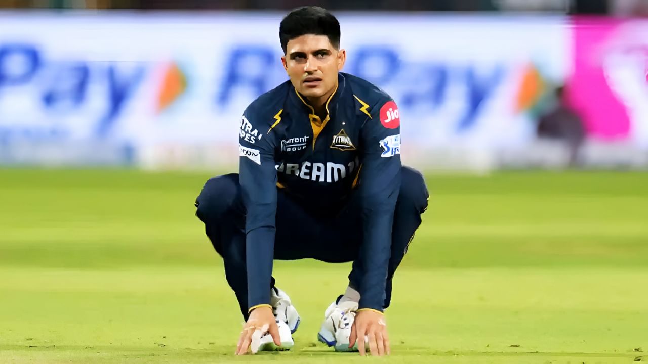 IPL 2025: ಇಂಡಿಯನ್ ಪ್ರೀಮಿಯರ್ ಲೀಗ್ನ 35ನೇ ಪಂದ್ಯದಲ್ಲಿ ಸ್ಲೋ ಓವರ್ ರೇಟ್ ತಪ್ಪು ಮಾಡಿದಕ್ಕಾಗಿ ಗುಜರಾತ್ ಟೈಟಾನ್ಸ್ (GT) ತಂಡದ ನಾಯಕ ಶುಭ್ಮನ್ ಗಿಲ್ಗೆ (Shubman Gill) 12 ಲಕ್ಷ ರೂ. ದಂಡ ವಿಧಿಸಲಾಗಿದೆ. ಐಪಿಎಲ್ ನಿಯಮದ ಪ್ರಕಾರ, ಪ್ರತಿ ತಂಡಗಳು 20 ಓವರ್ಗಳನ್ನು 1 ಗಂಟೆ 30 ನಿಮಿಷಗಳಲ್ಲಿ ಪೂರ್ಣಗೊಳಿಸಬೇಕು. ಈ ಸಮಯದೊಳಗೆ 20 ಓವರ್ಗಳನ್ನು ಪೂರ್ಣಗೊಳಿಸದಿದ್ದರೆ ಆಯಾ ತಂಡಗಳ ನಾಯಕನಿಗೆ ತಲಾ 12 ಲಕ್ಷ ರೂ. ದಂಡ ವಿಧಿಸಲಾಗುತ್ತದೆ.
