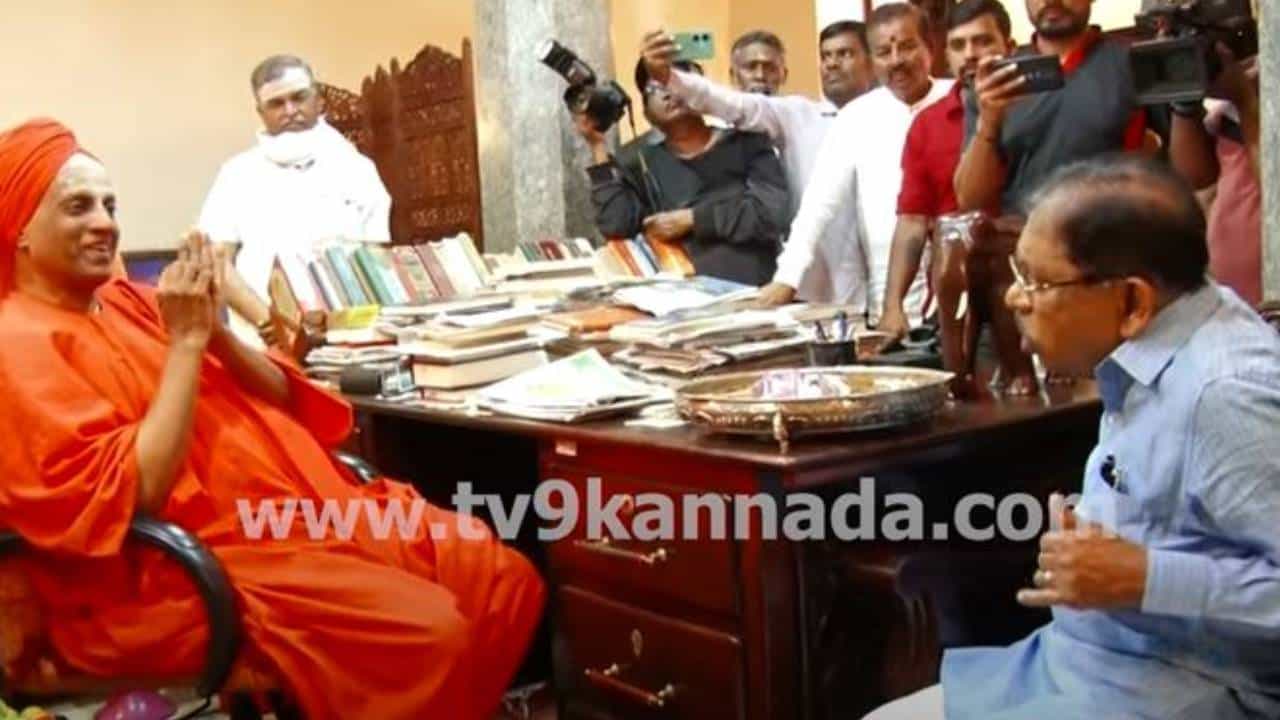 ಸಿದ್ಧಗಂಗಾ ಮಠದಲ್ಲಿ ಶಿವಕುಮಾರ ಶ್ರೀಗಳ ಗದ್ದುಗೆಗೆ ನಮಿಸಿ ಸಿದ್ಧಲಿಂಗ ಶ್ರೀಗಳ ಆಶೀರ್ವಾದ ಪಡೆದ ಪರಮೇಶ್ವರ್ ಸಿದ್ಧಗಂಗಾ ಮಠದಲ್ಲಿ ಶಿವಕುಮಾರ ಶ್ರೀಗಳ ಗದ್ದುಗೆಗೆ ನಮಿಸಿ ಸಿದ್ಧಲಿಂಗ ಶ್ರೀಗಳ ಆಶೀರ್ವಾದ ಪಡೆದ ಪರಮೇಶ್ವರ್