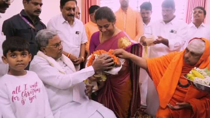 ಸುತ್ತೂರು ಮಠದಲ್ಲಿ ಮಗುವಿಗೆ ನಾಮಕರಣ ಮಾಡಿದ ಸಿದ್ದರಾಮಯ್ಯ ಸುತ್ತೂರು ಮಠದಲ್ಲಿ ಮಗುವಿಗೆ ನಾಮಕರಣ ಮಾಡಿದ ಸಿದ್ದರಾಮಯ್ಯ