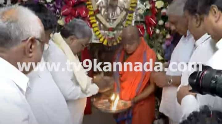 ಮಲೆ ಮಹದೇಶ್ವರ ಬೆಟ್ಟದಲ್ಲಿ ಸಂಪುಟ ಸಭೆ ನಡೆಸಿ ಮಾದಪ್ಪನ ಸನ್ನಿಧಿಗೆ ತೆರಳಿದ ಸಿಎಂ ಸಿದ್ದರಾಮಯ್ಯ ಮಲೆ ಮಹದೇಶ್ವರ ಬೆಟ್ಟದಲ್ಲಿ ಸಂಪುಟ ಸಭೆ ನಡೆಸಿ ಮಾದಪ್ಪನ ಸನ್ನಿಧಿಗೆ ತೆರಳಿದ ಸಿಎಂ ಸಿದ್ದರಾಮಯ್ಯ