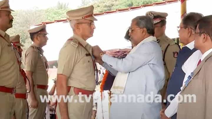 ಪೊಲೀಸ್ ಧ್ವಜ ದಿನಾಚರಣೆ: ದಕ್ಷತೆ ಮೆರೆದ ಪೊಲೀಸ್ ಅಧಿಕಾರಿಗಳಿಗೆ ಚಿನ್ನದ ಪದಕ ನೀಡಿ ಸತ್ಕರಿಸಿದ ಸಿದ್ದರಾಮಯ್ಯ ಪೊಲೀಸ್ ಧ್ವಜ ದಿನಾಚರಣೆ: ದಕ್ಷತೆ ಮೆರೆದ ಪೊಲೀಸ್ ಅಧಿಕಾರಿಗಳಿಗೆ ಚಿನ್ನದ ಪದಕ ನೀಡಿ ಸತ್ಕರಿಸಿದ ಸಿದ್ದರಾಮಯ್ಯ