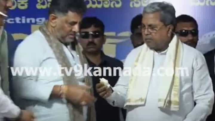 ಬೀದರ್-ಬೆಂಗಳೂರು ವಿಮಾನಯಾನ ಪುನರಾರಂಭಕ್ಕೆ ಚಾಲನೆ ನೀಡಿದ ಮುಖ್ಯಮಂತ್ರಿ ಸಿದ್ದರಾಮಯ್ಯ ಬೀದರ್-ಬೆಂಗಳೂರು ವಿಮಾನಯಾನ ಪುನರಾರಂಭಕ್ಕೆ ಚಾಲನೆ ನೀಡಿದ ಮುಖ್ಯಮಂತ್ರಿ ಸಿದ್ದರಾಮಯ್ಯ