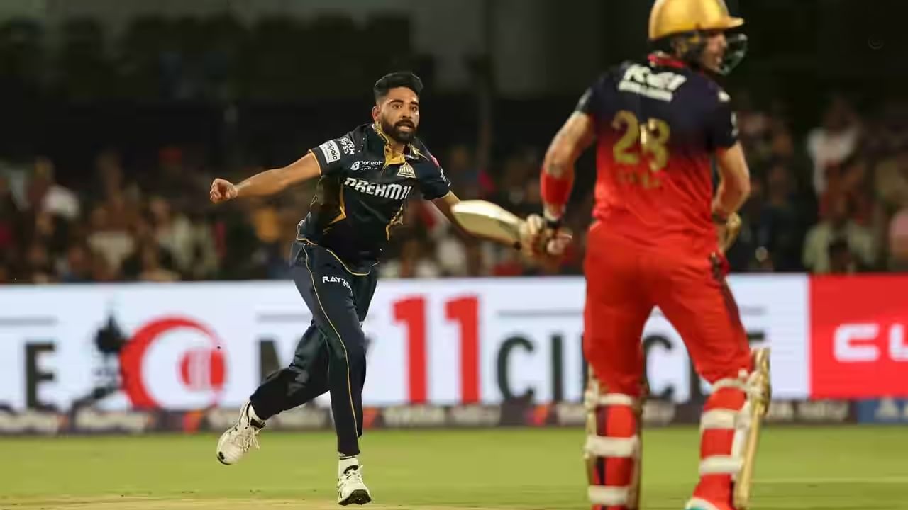 ಅಂದರೆ ಇದೇ ಮೊದಲ ಬಾರಿಗೆ ಮೊಹಮ್ಮದ್ ಸಿರಾಜ್ ಚಿನ್ನಸ್ವಾಮಿ ಸ್ಟೇಡಿಯಂನಲ್ಲಿ 4 ಓವರ್ಗಳಲ್ಲಿ 20 ಕ್ಕಿಂತ ಕಡಿಮೆ ರನ್ ನೀಡಿದ್ದಾರೆ. ಅಲ್ಲದೆ ಪವರ್ಪ್ಲೇನಲ್ಲಿ ಇಬ್ಬರನ್ನು ಇದೇ ಮೊದಲ ಬಾರಿಗೆ ಬೌಲ್ಡ್ ಮಾಡಿದ್ದಾರೆ. ಈ ಮೂಲಕ ಕೈ ಬಿಟ್ಟಿದ್ದ ಆರ್ಸಿಬಿ ವಿರುದ್ಧ ಮೊಹಮ್ಮದ್ ಸಿರಾಜ್ ಲೆಕ್ಕವನ್ನು ಚುಕ್ತಾ ಮಾಡಿದ್ದಾರೆ.