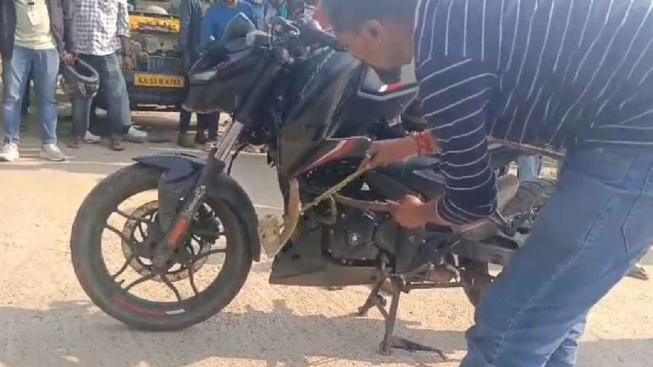 ಬುಸ್ ಬುಸ್ ನಾಗಪ್ಪನಿಂದ ಬೈಕ್ ಸವಾರ ಬಚಾವ್: ಎದೆ ಝಲ್​ ಎನ್ನಿಸುವ ವಿಡಿಯೋ