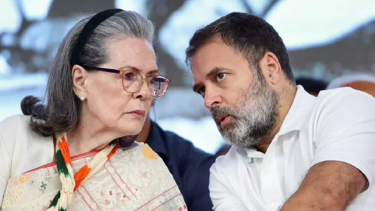 National Herald case: ನ್ಯಾಷನಲ್ ಹೆರಾಲ್ಡ್ ಪ್ರಕರಣ; ಸೋನಿಯಾ ಗಾಂಧಿ, ರಾಹುಲ್ ಗಾಂಧಿ ವಿರುದ್ಧ ಚಾರ್ಜ್ಶೀಟ್ ಸಲ್ಲಿಸಿದ ಇಡಿ National Herald case: ನ್ಯಾಷನಲ್ ಹೆರಾಲ್ಡ್ ಪ್ರಕರಣ; ಸೋನಿಯಾ ಗಾಂಧಿ, ರಾಹುಲ್ ಗಾಂಧಿ ವಿರುದ್ಧ ಚಾರ್ಜ್ಶೀಟ್ ಸಲ್ಲಿಸಿದ ಇಡಿ