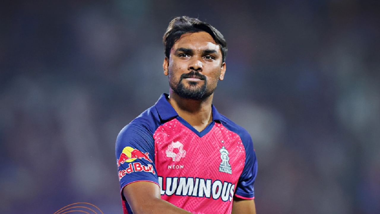 ಹೀಗೆ ಸಂದೀಪ್ ಶರ್ಮಾ 20ನೇ ಓವರ್​ನಲ್ಲಿ ಬರೋಬ್ಬರಿ 11 ಎಸೆತಗಳನ್ನು ಎಸೆದರು. ಇದು ಐಪಿಎಲ್​ ಇತಿಹಾಸದ ದೀರ್ಘಾವಧಿಯ ಓವರ್​ಗಳಲ್ಲಿ ಒಂದು ಎಂಬುದು ವಿಶೇಷ. ಅಂದರೆ ಐಪಿಎಲ್​ನಲ್ಲಿ ಈವರೆಗೆ ನಾಲ್ವರು ಬೌಲರ್​ಗಳು ಮಾತ್ರ ಒಂದೇ ಓವರ್​ನಲ್ಲಿ 11 ಎಸೆತಗಳನ್ನು ಎಸೆದಿದ್ದಾರೆ. 