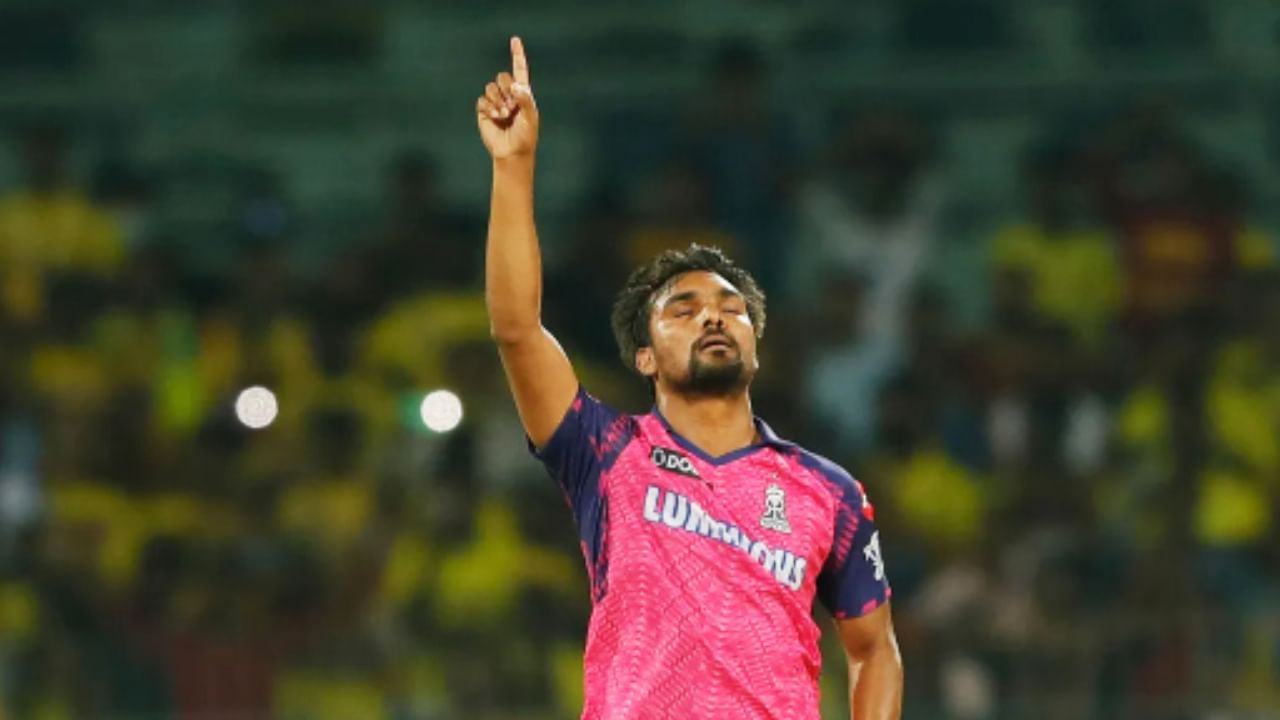 ಇದೀಗ ಸಂದೀಪ್ ಶರ್ಮಾ ಡೆಲ್ಲಿ ಕ್ಯಾಪಿಟಲ್ಸ್ ವಿರುದ್ಧ ಒಂದು ಓವರ್​ನಲ್ಲಿ Wd, 0, Wd, Wd, Wd, N1, 4, 6, 1, 1, 1 ರನ್ ನೀಡುವ ಮೂಲಕ ಒಟ್ಟು 11 ಎಸೆತಗಳನ್ನು ಎಸೆದಿದ್ದಾರೆ. ಈ ಮೂಲಕ ಐಪಿಎಲ್ ಇತಿಹಾಸದಲ್ಲಿ ಒಂದೇ ಓವರ್​ನಲ್ಲಿ ಅತ್ಯಧಿಕ ಎಸೆತಗಳನ್ನು ಎಸೆದ ನಾಲ್ಕನೇ ಬೌಲರ್ ಎನಿಸಿಕೊಂಡಿದ್ದಾರೆ.