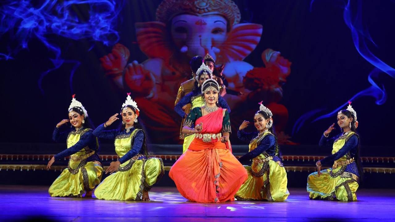 ಶನೇಶ್ವರ ಸ್ವಾಮಿ ಕುರಿತಾದ ನೃತ್ಯ ನಾಟಕ ಪ್ರದರ್ಶನದಲ್ಲಿ ಬಳಸಿದ ಸಮಕಾಲೀನ ನೃತ್ಯವು ಪ್ರಸ್ತುತ ಯುವಕರನ್ನು ಆಕರ್ಷಿಸಿ ಜನಮನ ಸೂರೆಗೊಂಡಿತು. ಈ ಗೀತನೃತ್ಯ ನಾಟಕದಲ್ಲಿ ನಾಲ್ಕು ವರ್ಷದ ಮಕ್ಕಳಿಂದ ಹಿಡಿದು ಅರವತ್ತು ವರುಷದ ಎಲ್ಲಾ ವಯೋಮಿತಿಯ ಕಲಾವಿದರಿದ್ದಿದ್ದು ಮತ್ತೊಂದು ವಿಶೇಷ. ಸಂಪೂರ್ಣ ನೃತ್ಯ ರೂಪಕದ ಆಲೋಚನೆ, ಕಥಾ ವಿಸ್ತರಣೆ, ನೃತ್ಯಸಂಯೋಜನೆ ಹಾಗೂ ನಿರೂಪಣೆ ಗುರು ಡಾ. ಕೆ . ಜಯಲಕ್ಷ್ಮೀ ಜಿತೇಂದ್ರ ಅವರದ್ದಾಗಿತ್ತು. ಪ್ರದರ್ಶನದಲ್ಲಿ ಬಳಸಿದ ವಸ್ತು ಪ್ರದರ್ಶಕಗಳನ್ನು ಕೈಲಾಸ ಕಲಾಧರ ಸಂಸ್ಥೆಯವರೇ ತಯಾರಿಸಿದ್ದು ಇನ್ನೊಂದು ವಿಶೇಷವಾಗಿತ್ತು. ಎರಡೂವರೆ ಗಂಟೆಗಳ ಕಾಲ ಪ್ರದರ್ಶನಗೊಂಡ ಈ ನೃತ್ಯ ರೂಪಕವು ಒಂದು ಚಲನಚಿತ್ರದಂತೆ ಮೂಡಿಬಂದಿದ್ದು, ಕಿರಿಯರಿಂದ ಹಿರಿಯರವರೆಗೂ, ಪಂಡಿತರಿಂದ ಪಾಮರರವರೆಗೂ ಎಲ್ಲಾ ಪ್ರೇಕ್ಷಕ ವರ್ಗದವರಿಗೆ ತಲುಪಿ ಮನದಾಳದಲ್ಲಿ ನೆಲೆಸಿತು. ಸಾಮಾಜಿಕವಾಗಿ ಕರ್ಮಚಕ್ರದ ಪಾಠದಂತಿತ್ತು ಈ ಕಾರ್ಯಕ್ರಮ.
