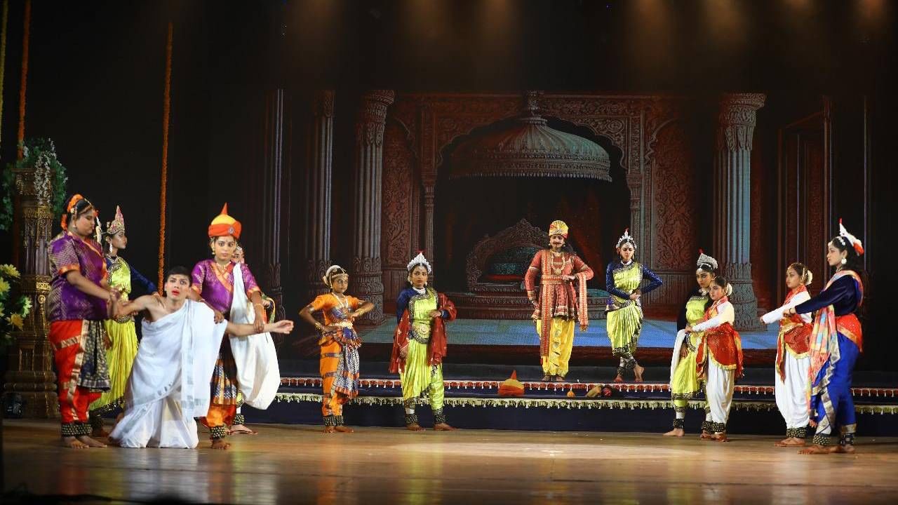 ಹರಿಕಥಾ ದಾಸರು ಸೃಷ್ಟಿ, ಸ್ಥಿತಿ, ಲಯಗಳಿಗೆ ಕಾರಣೀಭೂತರಾದ ತ್ರಿಮೂರ್ತಿಗಳೇ ಶನೇಶ್ವರನ ಜನನಕ್ಕೆ ಕಾರಣ ಎಂದು ಕಥಿಸುತ್ತಾರೆ . ಈ ಸಂದರ್ಭದಲ್ಲಿ ಮೂರು ಲೋಕಗಳನ್ನು ತೋರಿಸುವಾಗ ಮೂರು ಶೈಲಿಯ ನೃತ್ಯಗಳನ್ನು ಬಳಸಿದ್ದು ವಿಶೇಷ. ಬ್ರಹ್ಮ ಲೋಕದ ವೈಭವವನ್ನು ಕುಚಿಪುಡಿ ನೃತ್ಯದ ಮೂಲಕ ಪ್ರಸ್ತುತ ಪಡಿಸಲಾಯಿತು. ಅಂತೆಯೇ ವೈಕುಂಠದ ವೈಭವವನ್ನು ಕಥಕ್ ನೃತ್ಯದಿಂದ, ಕೈಲಾಸದಲ್ಲಿ ನಡೆಯುವ ಶಿವ-ಶಿವೆಯರ ಶೃಂಗಾರ ನರ್ತನವನ್ನು ಭರತನಾಟ್ಯದಿಂದ ಸಂಯೋಜಿಸಲಾಗಿತ್ತು. ಶಿವ ಪಾರ್ವತಿಯರ ನಡುವೆ ಇದ್ದ ನೃತ್ಯ ಸಾಮರಸ್ಯ ಪ್ರೇಕ್ಷಕರ ಕಣ್ಮನಗಳನ್ನು ಸೆಳೆಯಿತು.