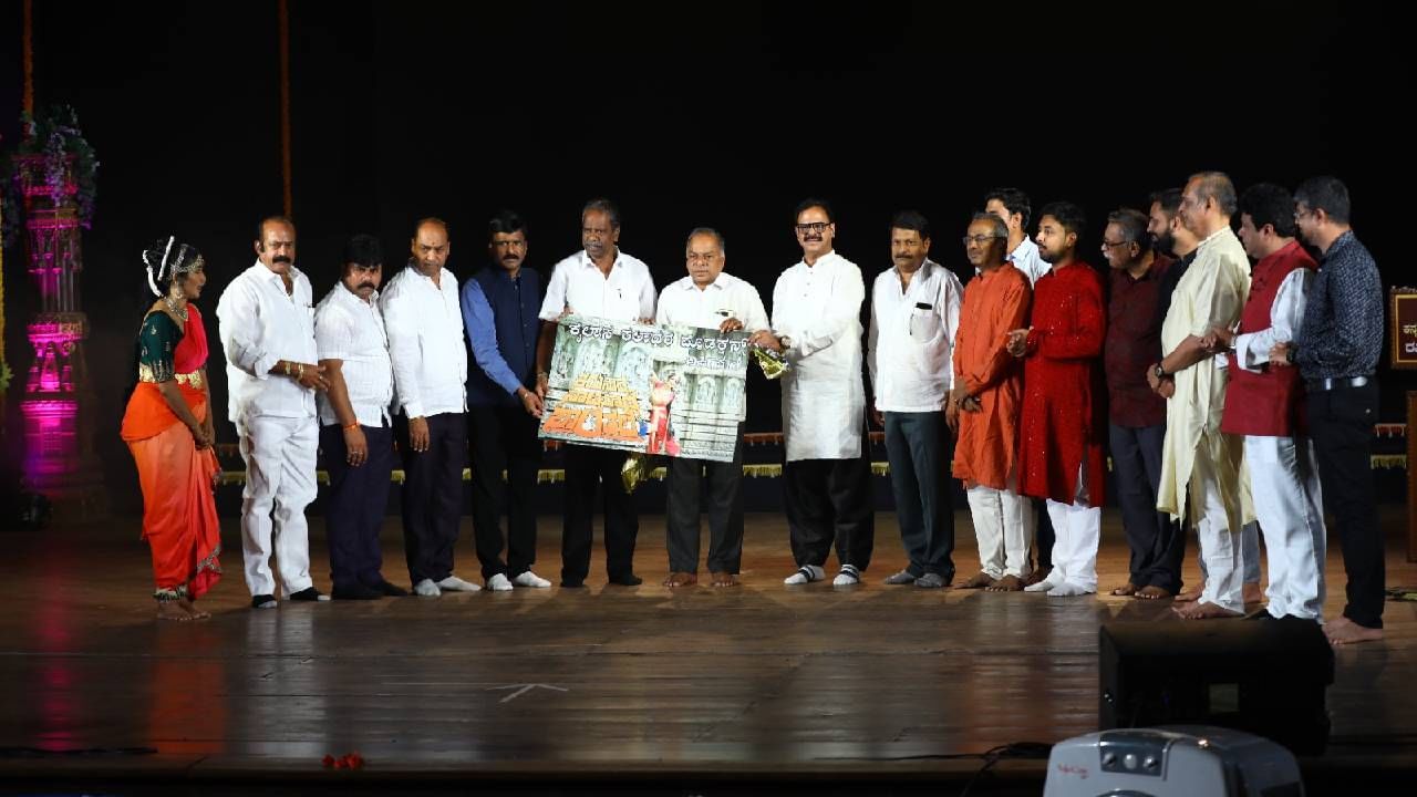 ಈ ರೀತಿ ನೃತ್ಯ ರೂಪಕಗಳಲ್ಲಿ ನವಗ್ರಹ ಸ್ತೋತ್ರವನ್ನು ಬಳಸುವುದು ವಿರಳ. ಸ್ತೋತ್ರದ ನಂತರ ನವಗ್ರಹಗಳು ದೇವಾಲಯದಲ್ಲಿ ಪ್ರತಿಷ್ಠಾಪಿಸಿರುವಂತೆಯೇ ಮುದ್ರೆಗಳನ್ನು ಹಿಡಿದು ಅದೇ ದಿಕ್ಕಿನೆಡೆಗೆ ತಿರುಗಿ ವೇದಿಕೆಯ ಮೇಲೆ ಬಂದ ದೃಶ್ಯವು ದೈವೀಕವಾಗಿತ್ತು. ಮತ್ತೊಂದು ಪ್ರೇಕ್ಷಕ ವರ್ಗದ ಕಡೆಯಿಂದ ಪ್ರಾರಂಭವಾಗಿ ಗಮನ ಸೆಳೆದ ನೃತ್ಯವೆಂದರೆ ಶನೇಶ್ವರನು ಕುದುರೆ ಸವಾರನಂತೆ ಬರುವುದು. ಆಕರ್ಷಕವಾದ ಶ್ವೇತ ಕುದುರೆ ಸವಾರನಂತೆ ಕಾಕವಾಹನನು ಬಂದು ಜನರ ಮನ ಸೆಳೆದನು. ಆ ಶ್ವೇತ ವರ್ಣದ ಕೀಲು ಕುದುರೆಯ ಸೌಂದರ್ಯವನ್ನು ವರ್ಣಿಸುವ ಜಾನಪದ ನೃತ್ಯವು ಸಭಿಕರನ್ನು ಕೈ ತಟ್ಟಿ ಕುಣಿಯುವಂತೆ ಹುರಿದುಂಬಿಸಿತು.