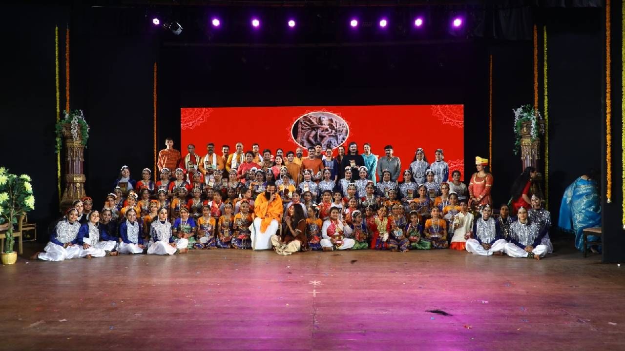 ನೃತ್ಯ ನಾಟಕದ ಉತ್ತರಾರ್ಧದಲ್ಲಿ ರಾಜ ವಿಕ್ರಮಾದಿತ್ಯನ ಮೇಲೆ ಶನೇಶ್ವರನು ಪ್ರಭಾವ ಬೀರಿದ ಕಥಾಪ್ರಸಂಗವನ್ನು ಪ್ರಸ್ತುತ ಪಡಿಸಿದರು. ವಿಕ್ರಮಾದಿತ್ಯನ ಆಗಮನವು ಪ್ರೇಕ್ಷಕ ವರ್ಗದ ಕಡೆಯಿಂದಲೇ ಪ್ರಾರಂಭವಾಗಿ ವೇದಿಕೆಯ ಮೇಲೆ ಬಂದಿದ್ದು ಎಲ್ಲರ ಗಮನ ಸೆಳೆಯಿತು. ಇದಾದ ನಂತರ ವಿಕ್ರಮಾದಿತ್ಯನ ಆಸ್ಥಾನದಲ್ಲಿ ಅನೇಕ ನರ್ತಕಿಯರಿಂದ ನಾಟ್ಯ ಪ್ರದರ್ಶನ. ಒಬ್ಬೊಬ್ಬ ನರ್ತಕಿಯು ಕೂಡ ತನ್ನ ಕಲಾಜ್ಞಾನದ ಬಗ್ಗೆ ಹಮ್ಮಿನಿಂದ ಬಂದು ತಾನು ಯಾರಿಗೂ ಸಾಟಿಯಿಲ್ಲವೆಂಬಂತೆ ನರ್ತನ ಮಾಡಿದರು. ಸ್ಪರ್ಧಾ ರೂಪವಾಗಿ ಒಬ್ಬೊಬ್ಬರೂ ನರ್ತಿಸುತ್ತಿರುವಾಗ ಪ್ರೇಕ್ಷಕರಿಗೂ ಕೂಡ ಉತ್ತಮ ನರ್ತಕಿಯನ್ನು ತೀರ್ಮಾನಿಸುವುದು ಕ್ಲಿಷ್ಟಕರವಾಗಿತ್ತು. ನಂತರ ಆಸ್ಥಾನ ವಿದ್ವಾಂಸರಿಂದ ಕುಶಲ ಪ್ರಶ್ನೆಗಳಾಗಿ ರಾಜ್ಯದ ಸಮೃದ್ಧಿಗೆ ಗ್ರಹಗತಿಗಳ ಆಶೀರ್ವಾದವು ಪೂರಕವಾಗಿದೆ ಎಂದು ಹೇಳಿ ನವಗ್ರಹ ಸ್ತೋತ್ರಕ್ಕೆ ನರ್ತಿಸಿದರು. ನವಗ್ರಹಗಳ ಬಗ್ಗೆ ವರ್ಣಿಸುವ ವಿದ್ವಾಂಸರ ಪಾತ್ರವನ್ನು ಹಿರಿಯ ವಯಸ್ಕರು ನಿರ್ವಹಿಸಿದ್ದು ವಿಶೇಷ.