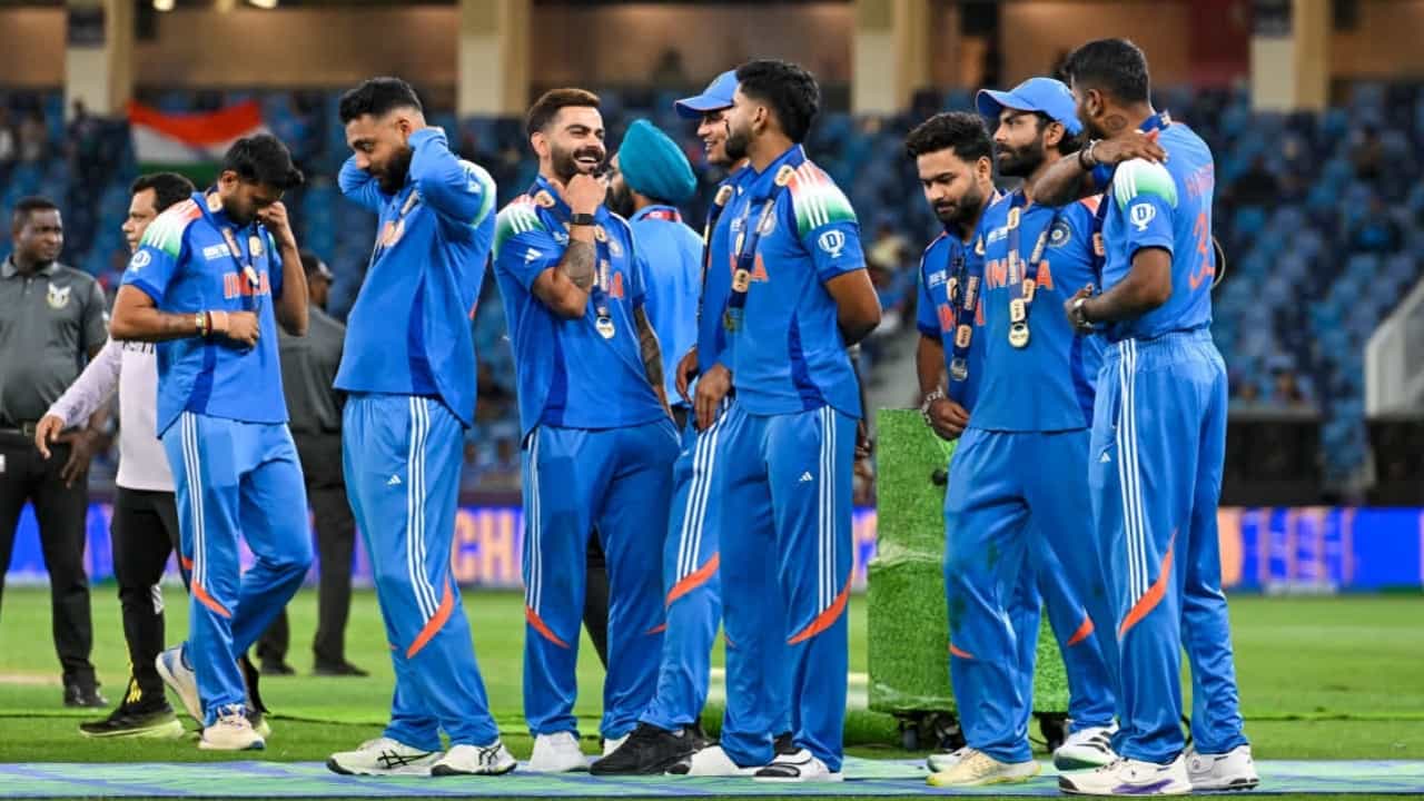 ಭಾರತ ಪುರುಷರ ತಂಡದ ಕೇಂದ್ರ ಒಪ್ಪಂದ ಪಟ್ಟಿಯನ್ನು ಬಿಸಿಸಿಐ ಬಿಡುಗಡೆ ಮಾಡಿದೆ. ಈ ಬಾರಿ 34 ಆಟಗಾರರು ಒಪ್ಪಂದ ಪಟ್ಟಿಯಲ್ಲಿ ಸ್ಥಾನ ಪಡೆಯುವಲ್ಲಿ ಯಶಸ್ವಿಯಾಗಿದ್ದಾರೆ. ಕಳೆದ ವರ್ಷ ಫೆಬ್ರವರಿ 28 ರಂದು ಕೇಂದ್ರ ಗುತ್ತಿಗೆ ಪಟ್ಟಿಯನ್ನು ಬಿಡುಗಡೆ ಮಾಡಲಾಯಿತ್ತಾದರೂ ಈ ಬಾರಿ ವಿಳಂಬವಾಯಿತು. ಭಾರತೀಯ ಕ್ರಿಕೆಟ್ನ ಭವಿಷ್ಯವನ್ನು ಗಮನದಲ್ಲಿಟ್ಟುಕೊಂಡು ಬಿಸಿಸಿಐ ಹೊಸ ಕೇಂದ್ರ ಒಪ್ಪಂದದಲ್ಲಿ ಅನೇಕ ಯುವ ಆಟಗಾರರಿಗೆ ಸ್ಥಾನ ನೀಡಿದೆ.