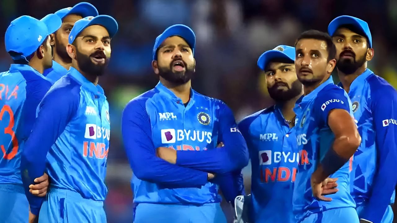 ಭಾರತೀಯ ಕ್ರಿಕೆಟ್ ನಿಯಂತ್ರಣ ಮಂಡಳಿ (BCCI) ಟೀಮ್ ಇಂಡಿಯಾ ಆಟಗಾರರ ಜೊತೆಗಿನ 2024-25ರ ಸಾಲಿನ ಕೇಂದ್ರೀಯ ಒಪ್ಪಂದದ ಪಟ್ಟಿಯನ್ನು ಪ್ರಕಟಿಸಿದೆ. ಈ ಪಟ್ಟಿಯಲ್ಲಿ ಒಟ್ಟು 34 ಆಟಗಾರರು ಸ್ಥಾನ ಪಡೆದಿದ್ದಾರೆ. ಆದರೆ ಕಳೆದ ಸಾಲಿನಲ್ಲಿ ಸ್ಥಾನ ಪಡೆದಿದ್ದ ಐವರು ಆಟಗಾರರನ್ನು ಈ ಬಾರಿ ಕೈ ಬಿಡಲಾಗಿದೆ. ಆ ಆಟಗಾರರು ಯಾರೆಂದರೆ....