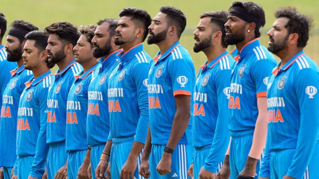 2024-25 ರ ಸೀಸನ್ನ ಕೇಂದ್ರ ಗುತ್ತಿಗೆ ಪಟ್ಟಿಯನ್ನು ಬಿಸಿಸಿಐ ಇಂದು ಪ್ರಕಟಿಸಿದೆ. ಆ ಪ್ರಕಾರ ಬಿಸಿಸಿಐ ಒಪ್ಪಂದದಲ್ಲಿ ಒಟ್ಟು 34 ಆಟಗಾರರು ಸ್ಥಾನ ಪಡೆದಿದ್ದಾರೆ. ಇದರಲ್ಲಿ 9 ಆಟಗಾರರಿಗೆ ಇದೇ ಮೊದಲ ಬಾರಿಗೆ ಬಿಸಿಸಿಐನ ಕೇಂದ್ರ ಒಪ್ಪಂದದಲ್ಲಿ ಸ್ಥಾನ ಸಿಕ್ಕಿದೆ. ಇವರ ಜೊತೆಗೆ ಶ್ರೇಯಸ್ ಅಯ್ಯರ್ ಮತ್ತು ಇಶಾನ್ ಕಿಶನ್ಗೂ ಬಿಸಿಸಿಐನಿಂದ ಕ್ಷಮಾಧಾನ ಸಿಕ್ಕಿದೆ.