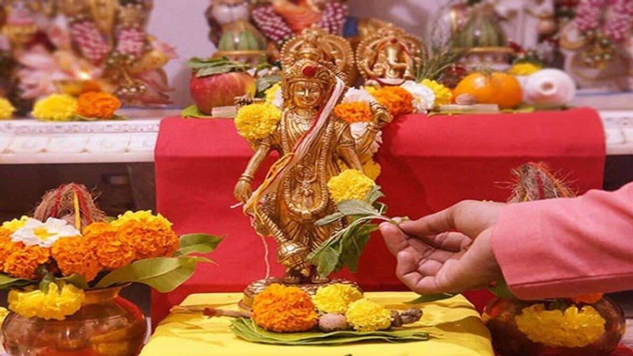 Thursday Puja Tips: ಕೆಲಸದಲ್ಲಿ ಅಡೆತಡೆ ಅಥವಾ ಆರ್ಥಿಕ ಸಮಸ್ಯೆಯಿಂದ ಮುಕ್ತಿ ಪಡೆಯಲು ಗುರುವಾರ ಈ ಪರಿಹಾರ ಮಾಡಿ Thursday Puja Tips: ಕೆಲಸದಲ್ಲಿ ಅಡೆತಡೆ ಅಥವಾ ಆರ್ಥಿಕ ಸಮಸ್ಯೆಯಿಂದ ಮುಕ್ತಿ ಪಡೆಯಲು ಗುರುವಾರ ಈ ಪರಿಹಾರ ಮಾಡಿ