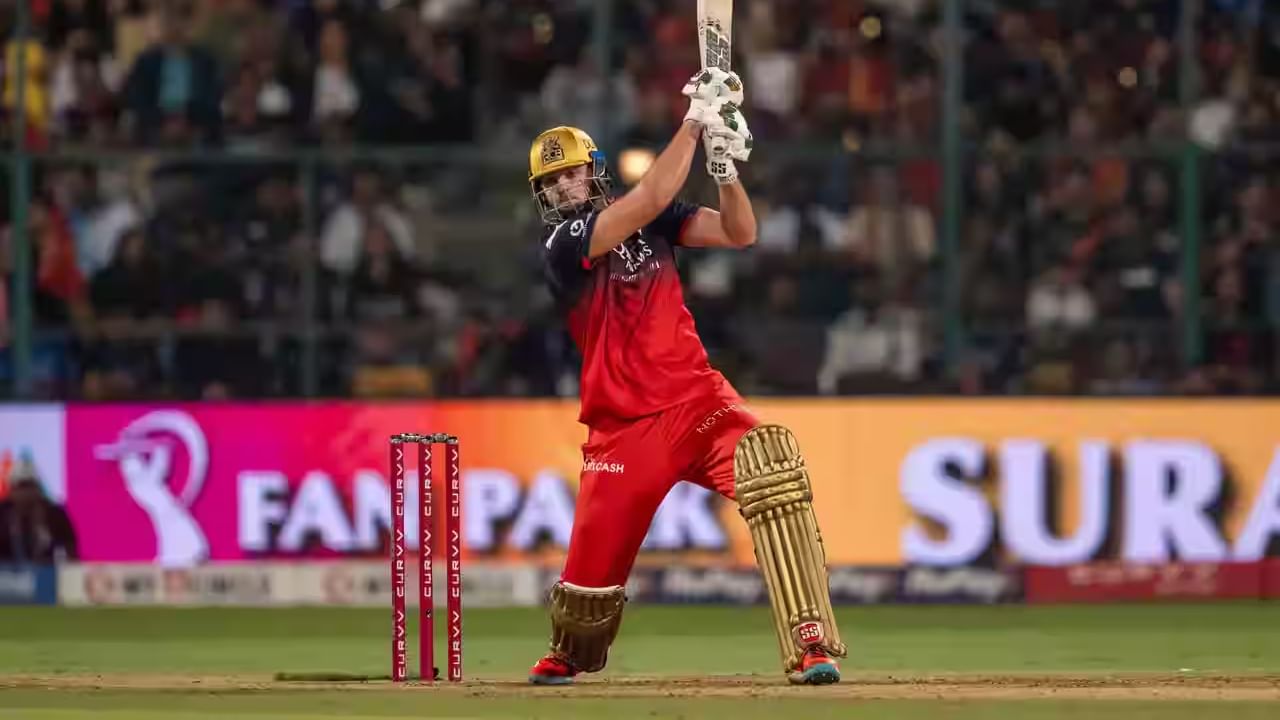 ಈ ಪಂದ್ಯದಲ್ಲಿ ಟಾಸ್ ಗೆದ್ದ ಪಂಜಾಬ್ ಕಿಂಗ್ಸ್ ತಂಡ ಬೌಲಿಂಗ್ ಆಯ್ದುಕೊಂಡರು. ಅದರಂತೆ ಮೊದಲು ಬ್ಯಾಟ್ ಮಾಡಿದ ಆರ್ಸಿಬಿ ತಂಡವು ನಿರೀಕ್ಷಿತ ಆರಂಭ ಪಡೆದಿರಲಿಲ್ಲ. ಅಲ್ಲದೆ ಕೇವಲ 41 ರನ್ಗಳಿಗೆ 6 ವಿಕೆಟ್ ಕಳೆದುಕೊಂಡು ಸಂಕಷ್ಟಕ್ಕೆ ಸಿಲುಕಿತ್ತು. ಈ ಹಂತದಲ್ಲಿ 7ನೇ ಕ್ರಮಾಂಕದಲ್ಲಿ ಕಣಕ್ಕಿಳಿದ ಟಿಮ್ ಡೇವಿಡ್ ಸಿಡಿಲಬ್ಬರದ ಬ್ಯಾಟಿಂಗ್ ಪ್ರದರ್ಶಿಸಿದರು.