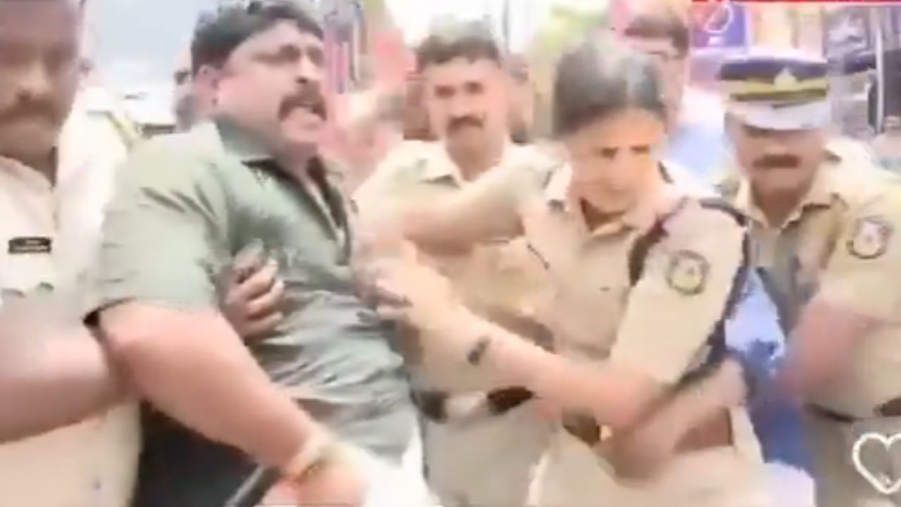 Viral : ಪ್ರತಿಭಟನೆಯ ವೇಳೆ ಮಹಿಳಾ ಪೊಲೀಸ್ ಸಿಬ್ಬಂದಿಯ ಸೊಂಟಕ್ಕೆ ಕೈ ಹಾಕಿದ ವ್ಯಕ್ತಿ, ವಿಡಿಯೋ ವೈರಲ್