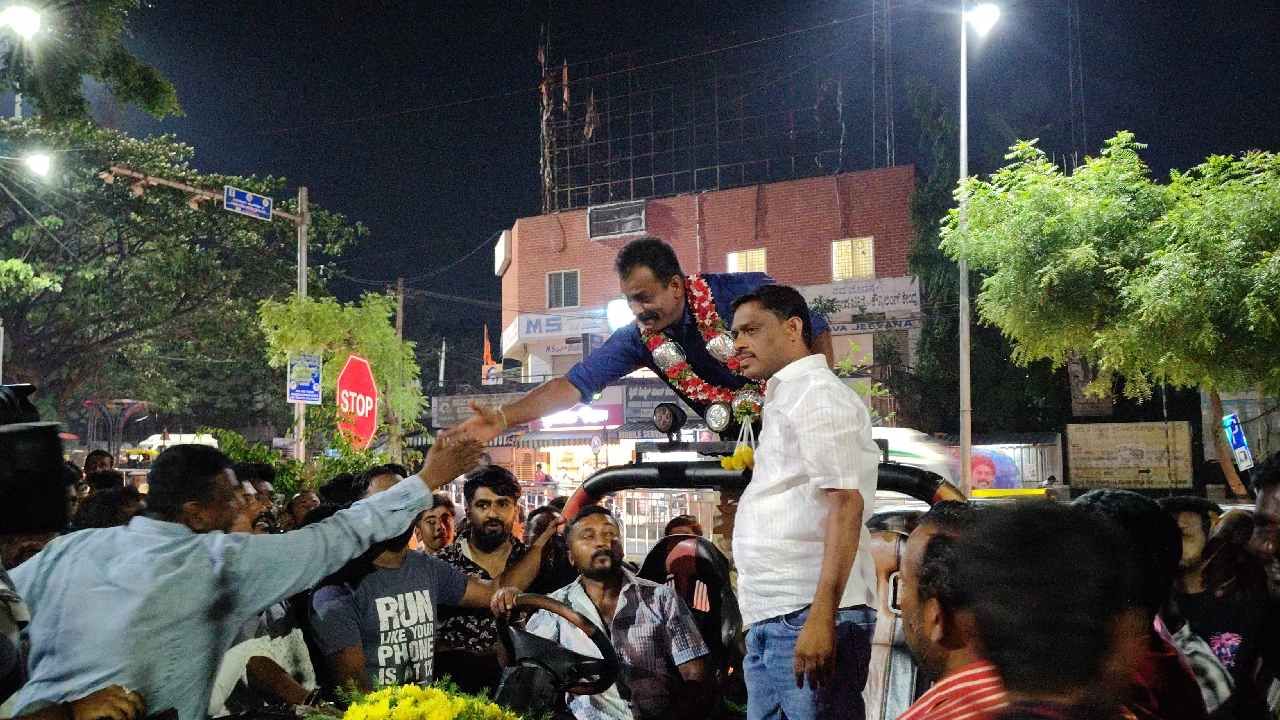  ಪಹಲ್ಗಾಮ್‌ನಲ್ಲಿ ಭಯೋತ್ಪಾದಕ ದಾಳಿಯಿಂದ ಇಡೀ ದೇಶ ಶೋಕದಲ್ಲಿ ಮುಳುಗಿದೆ. ದೇಶದೆಲ್ಲೆಡೆ ಉಗ್ರರ ಕೃತ್ಯವನ್ನು ಖಂಡಿಸಿ ಪ್ರಾಣ ಕಳೆದುಕೊಂಡವರ ಆತ್ಮಕ್ಕೆ ಶಾಂತಿ ಕೋರಲಾಗುತ್ತಿದೆ. ಇಂತಹ ಸಂದರ್ಭದಲ್ಲಿ ಇನ್ಸ್‌ಪೆಕ್ಟರ್ ಒಬ್ಬರು ಸಾರ್ವಜನಿಕವಾಗಿ ಸಂಭ್ರಮಾಚರಣೆ ಮಾಡಿದ್ದಾರೆ.