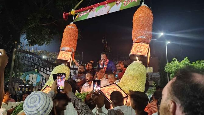 ಉಗ್ರ ದಾಳಿಗೆ ಇಡೀ ದೇಶವೇ ಶೋಕದಲ್ಲಿರುವಾಗ, ಇನ್ಸ್‌ಪೆಕ್ಟರ್ ಭರ್ಜರಿ ರೋಡ್ ಶೋ