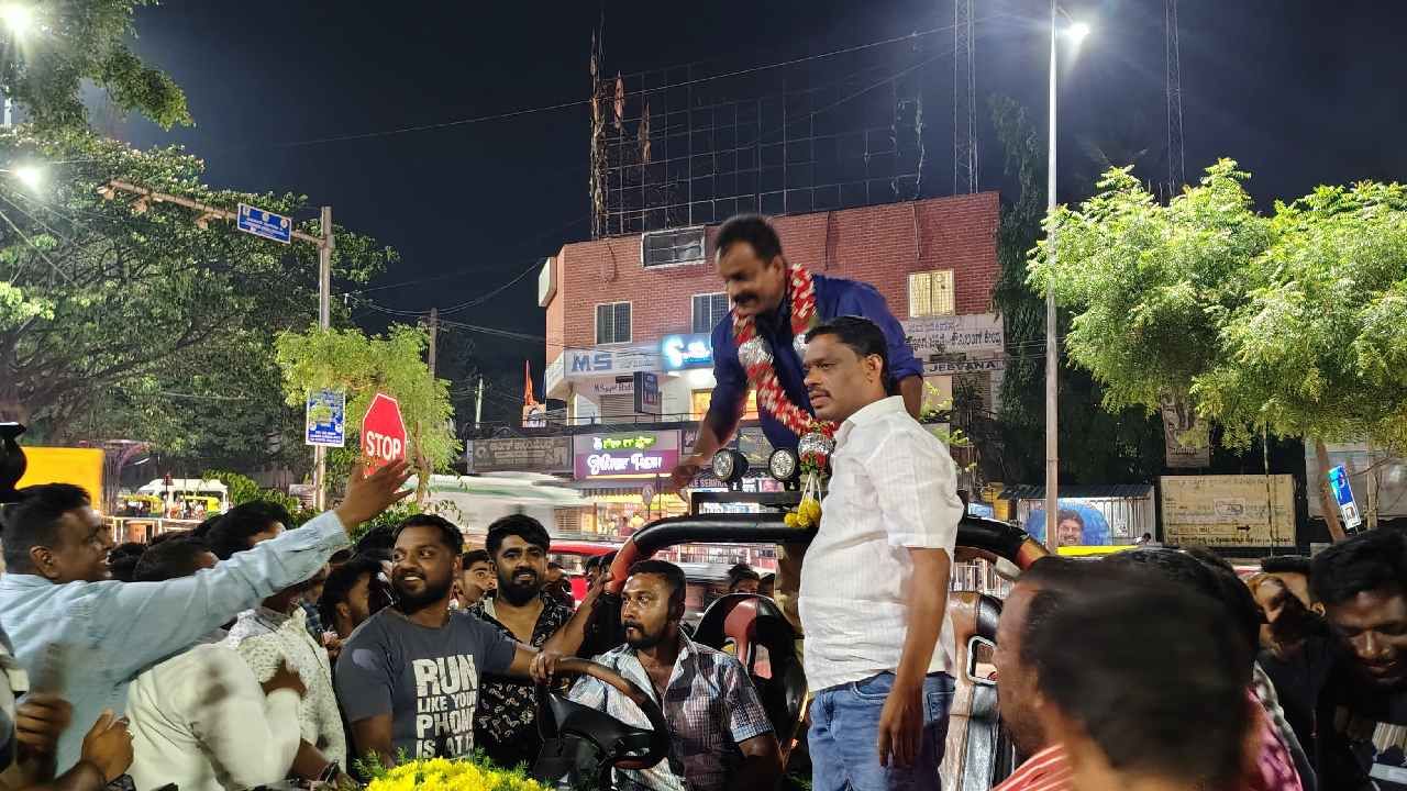 ಕಳೆದ ಮಾರ್ಚ್ 24ರಂದು ತುಮಕೂರು ನಗರ ಪೊಲೀಸ್ ಠಾಣೆಯಿಂದ ಕುಶಾಲನಗರ ವೃತ್ತ ಪೊಲೀಸ್ ಠಾಣೆಗೆ ವರ್ಗಾವಣೆಯಾಗಿರುವ ದಿನೇಶ್ ಕುಮಾರ್ ಅವರಿಗೆ ಈ ಬೀಳ್ಕೊಡುಗೆ ಸಮಾರಂಭ ಆಯೋಜಿಸಲಾಗಿತ್ತು.