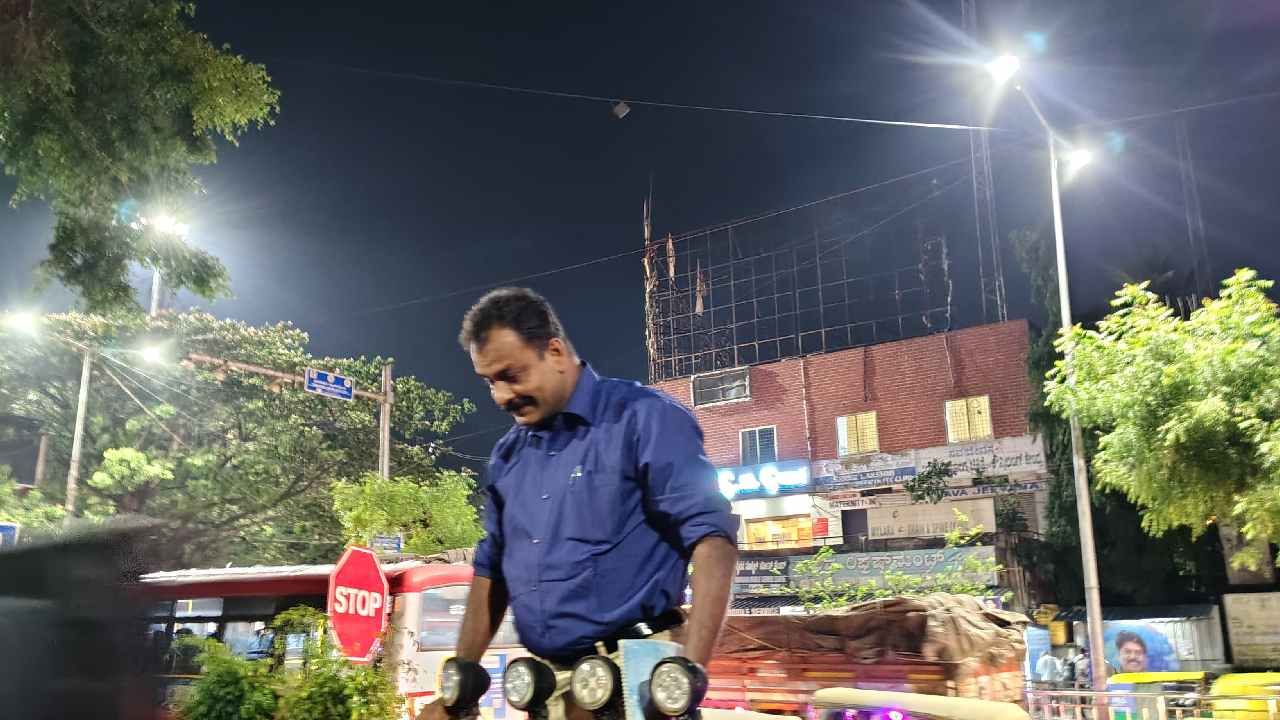 ಉಗ್ರರ ದಾಳಿ ಹಿನ್ನೆಲೆ ಐಪಿಎಲ್ 2025ರ ಇಂದಿನ ಪಂದ್ಯದಲ್ಲಿ ಡಿಜೆ, ಚಿಯರ್ಲೀಡರ್ಗಳನ್ನೇ ನಿಷೇಧಿಸಿ, ಎಲ್ಲ ಆಟಗಾರರು ತೋಳುಗಳಿಗೆ ಕಪ್ಪು ಪಟ್ಟಿ ಧರಿಸಿ, ಒಂದು ನಿಮಿಷದ ಮೌನಾಚರಣೆಯ ಮೂಲಕ ಉಗ್ರ ದಾಳಿಯ ಮೃತರಿಗೆ ಶ್ರದ್ಧಾಂಜಲಿ ಸಲ್ಲಿಸಿದರು. ಆದರೆ, ತುಮಕೂರಿನಲ್ಲಿ ನಡೆದ ಈ ಸಂಭ್ರಮಾಚರಣೆಯ ಕಾರ್ಯಕ್ರಮ ತೀವ್ರ ಆಕ್ಷೇಪಕ್ಕೆ ಕಾರಣವಾಗಿದೆ.