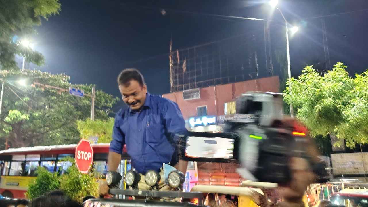 ಈ ಸಮಾರಂಭದಲ್ಲಿ ದಿನೇಶ್ ಕುಮಾರ್ ಅವರು ಕ್ರೇನ್ನಲ್ಲಿ ಹಾರ ಹಾಕಿಸಿಕೊಂಡು, ತೆರೆದ ಜೀಪ್ನಲ್ಲಿ ರ್ಯಾಲಿ ನಡೆಸಿ, ಹುಲಿಯ ಚಿತ್ರವಿರುವ ಹಾರ ಧರಿಸಿ ಸಂಭ್ರಮಾಚರಣೆಯಲ್ಲಿ ಭಾಗವಹಿಸಿದ್ದಾರೆ. ಇದು ಸಾರ್ವಜನಿಕರ ತೀವ್ರ ಆಕ್ರೋಶಕ್ಕೆ ಗುರಿಯಾಗಿದೆ.