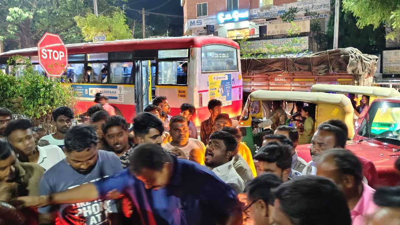 ಈ ಸಮಾರಂಭ ತುಮಕೂರು ನಗರದ ಗ್ರಂಥಾಲಯದ ಆಡಿಟೋರಿಯಂನಲ್ಲಿ ನಡೆದಿದ್ದು, ದೇಶದಾದ್ಯಂತ ಶೋಕಾಚರಣೆಯ ವಾತಾವರಣವಿರುವಾಗ ಇಂತಹ ಕಾರ್ಯಕ್ರಮ ಆಯೋಜನೆಯಾಗಿರುವುದು ಟೀಕೆಗೆ ಗುರಿಯಾಗಿದೆ.
