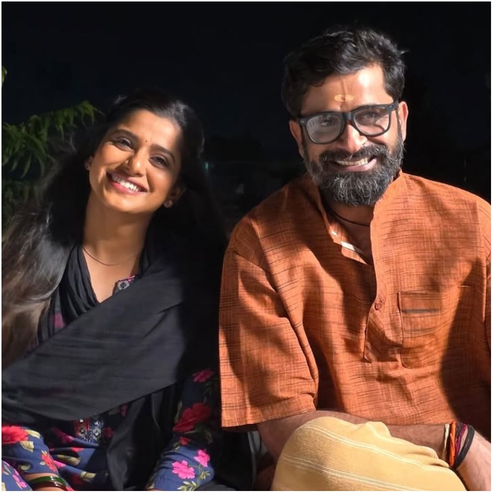 ಕಾಜಲ್ ಜೊತೆ ಇರೋ ಫೋಟೋ ಪೋಸ್ಟ್ ಮಾಡಿರೋ ಮಂಜು ಅವರು, ‘ನನ್ನ ಹೊಸ ಗೆಳತಿ ಕಾಜಲ್ ಕುಂದರ್. ಮ್ಯಾಂಗೋ ಪಚ್ಚ ಸಿನಿಮಾದ ನಟಿ’ ಎಂದು ಕ್ಯಾಪ್ಶನ್ ಕೊಟ್ಟಿದ್ದಾರೆ. ಈ ಫೋಟೋಗೆ ಫ್ಯಾನ್ಸ್ ಕಡೆಯಿಂದ ಭರ್ಜರಿ ಲೈಕ್ಸ್ ಸಿಗುತ್ತಿದೆ.