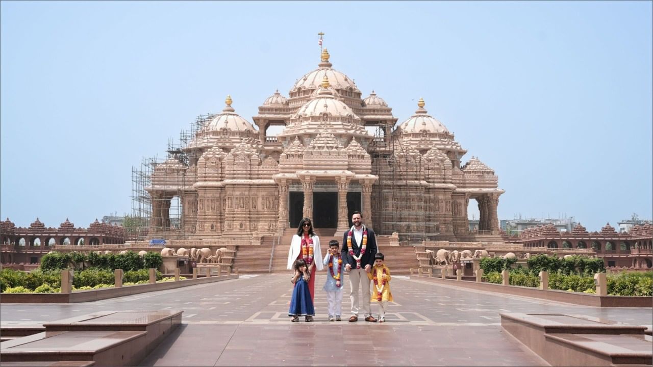 ಇಂದು ಮಧ್ಯಾಹ್ನ ಜೆಡಿ ವ್ಯಾನ್ಸ್ ಮತ್ತು ಅವರ ಕುಟುಂಬವು ಅಕ್ಷರಧಾಮ ದೇವಾಲಯಕ್ಕೆ ಭೇಟಿ ನೀಡಿತ್ತು. 4 ದಿನಗಳ ಭಾರತ ಭೇಟಿಯ ಮೊದಲ ದಿನದಂದು, ಅಮೆರಿಕದ ಉಪಾಧ್ಯಕ್ಷರು ತಮ್ಮ ಪತ್ನಿ ಉಷಾ ವ್ಯಾನ್ಸ್ ಮತ್ತು ಅವರ ಮೂವರು ಮಕ್ಕಳೊಂದಿಗೆ ನವದೆಹಲಿಯ ಐತಿಹಾಸಿಕ ಅಕ್ಷರಧಾಮ ದೇವಾಲಯಕ್ಕೆ ಭೇಟಿ ನೀಡಿದರು. 

