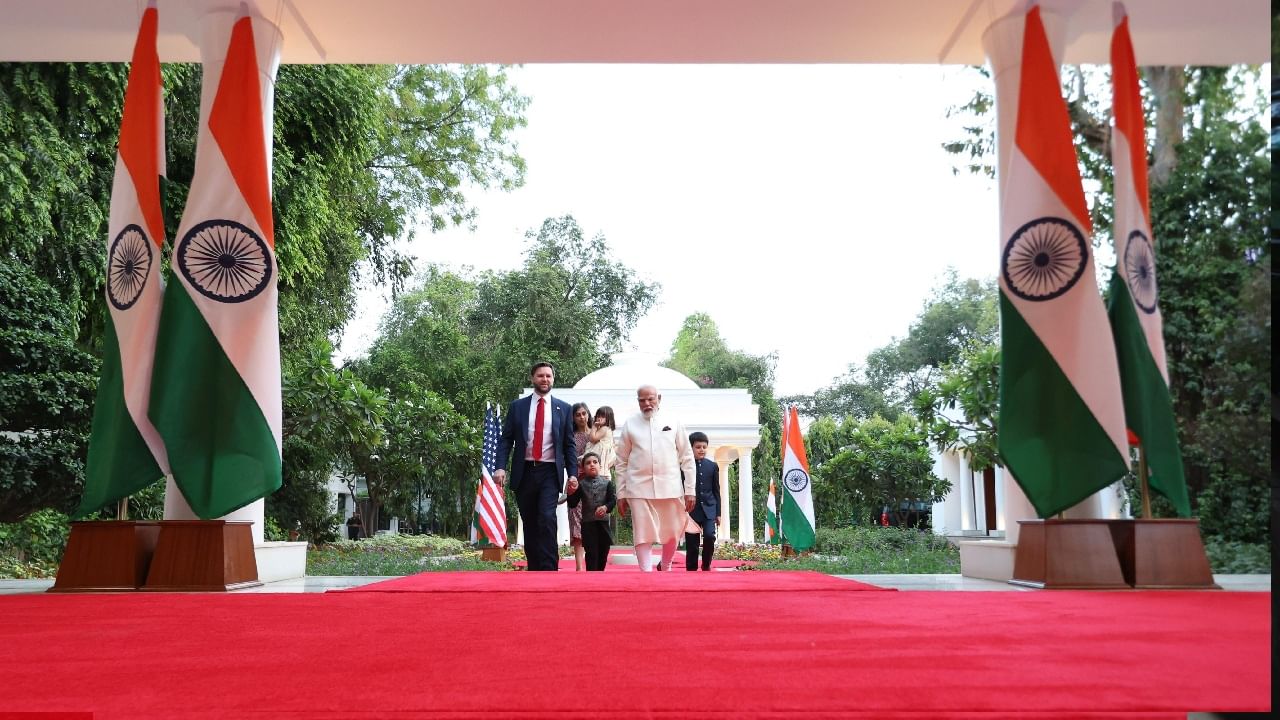 ವ್ಯಾನ್ಸ್ ಕುಟುಂಬವನ್ನು ಆತ್ಮೀಯವಾಗಿ ಬರಮಾಡಿಕೊಂಡ ಪಿಎಂ ನರೇಂದ್ರ ಮೋದಿ ಜೆಡಿ ವ್ಯಾನ್ಸ್ ಅವರ ಮಕ್ಕಳ ಕೈ ಹಿಡಿದು ತಾವೇ ಮನೆಯೊಳಗೆ ಕರೆದುಕೊಂಡು ಹೋಗಿದ್ದಾರೆ.
