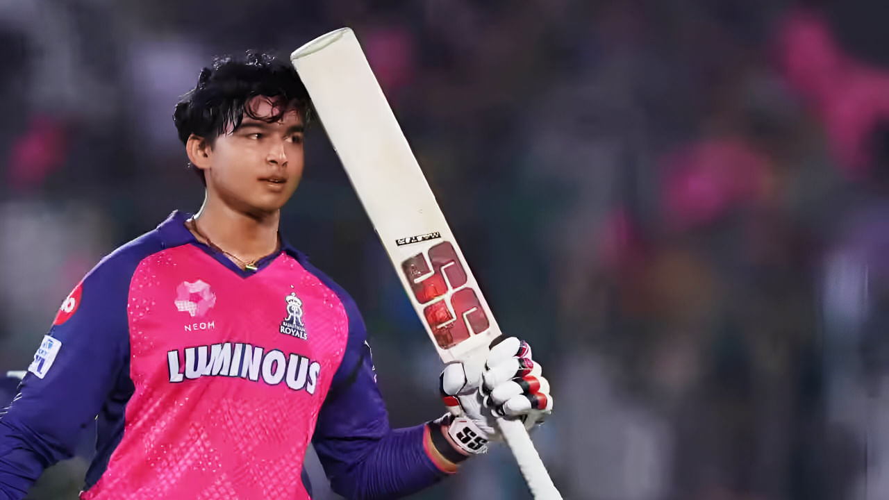IPL 2025: ಇಂಡಿಯನ್ ಪ್ರೀಮಿಯರ್ ಲೀಗ್​ನಲ್ಲಿ ಹೊಸ ಇತಿಹಾಸ ನಿರ್ಮಾಣವಾಗಿದೆ. ಹೀಗೆ ಹೊಸ ಇತಿಹಾಸ ನಿರ್ಮಿಸಿದ್ದು 14 ವರ್ಷದ ವೈಭವ್ ಸೂರ್ಯವಂಶಿ (Vaibhav Suryavanshi). ಜೈಪುರದ ಸವಾಯಿ ಮಾನ್​ಸಿಂಗ್ ಸ್ಟೇಡಿಯಂನಲ್ಲಿ ನಡೆದ ಗುಜರಾತ್ ಟೈಟಾನ್ಸ್ ವಿರುದ್ಧದ ಪಂದ್ಯದಲ್ಲಿ ವೈಭವ್ ಕೇವಲ 35 ಎಸೆತಗಳಲ್ಲಿ ಶತಕ ಸಿಡಿಸಿದ್ದಾರೆ.