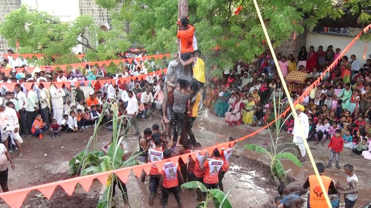 ಸಾವಿರಾರು ಜನರ ಮದ್ಯೆ ನಡೆಯುವ ಹಾಲೋಕುಳಿ ಪದ್ದತಿ ಸಾಹಸಮಯ ಹಾಗೂ ಆಕರ್ಷಕವಾಗಿ ನಡೆಯುತ್ತದೆ. ಹನುಮಂತ ದೇವಸ್ಥಾನದ ಮುಂದೆ 50 ಅಡಿ ಎತ್ತರದ ಕಂಬವನ್ನು ನೆಡಲಾಗಿರುತ್ತದೆ. ಕಂಬದ ಮೇಲೆ ದೇವರ ಅಂಬಲಿ ಹಾಗೂ ಸಿಹಿ ಖಾದ್ಯಗಳನ್ನು ಇಟ್ಟುಕೊಂಡು ಪೂಜಾರಿಕೆ ಮಾಡುವವರು ಕುಳಿತಿರುತ್ತಾರೆ. ಕಂಬ ಏರದಂತೆ ತಡೆಯಲು ಎಣ್ಣೆ ತುಪ್ಪ ಅಂಬಲಿ ಸವರಿರುತ್ತಾರೆ. ಈ ಕಂಬವನ್ನು ಏರಿ ಮೇಲಿರುವ ದೇವರ ಅಂಬಲಿಯ ಗಡಿಗೆಯನ್ನು ಒಡೆಯಬೇಕು.
