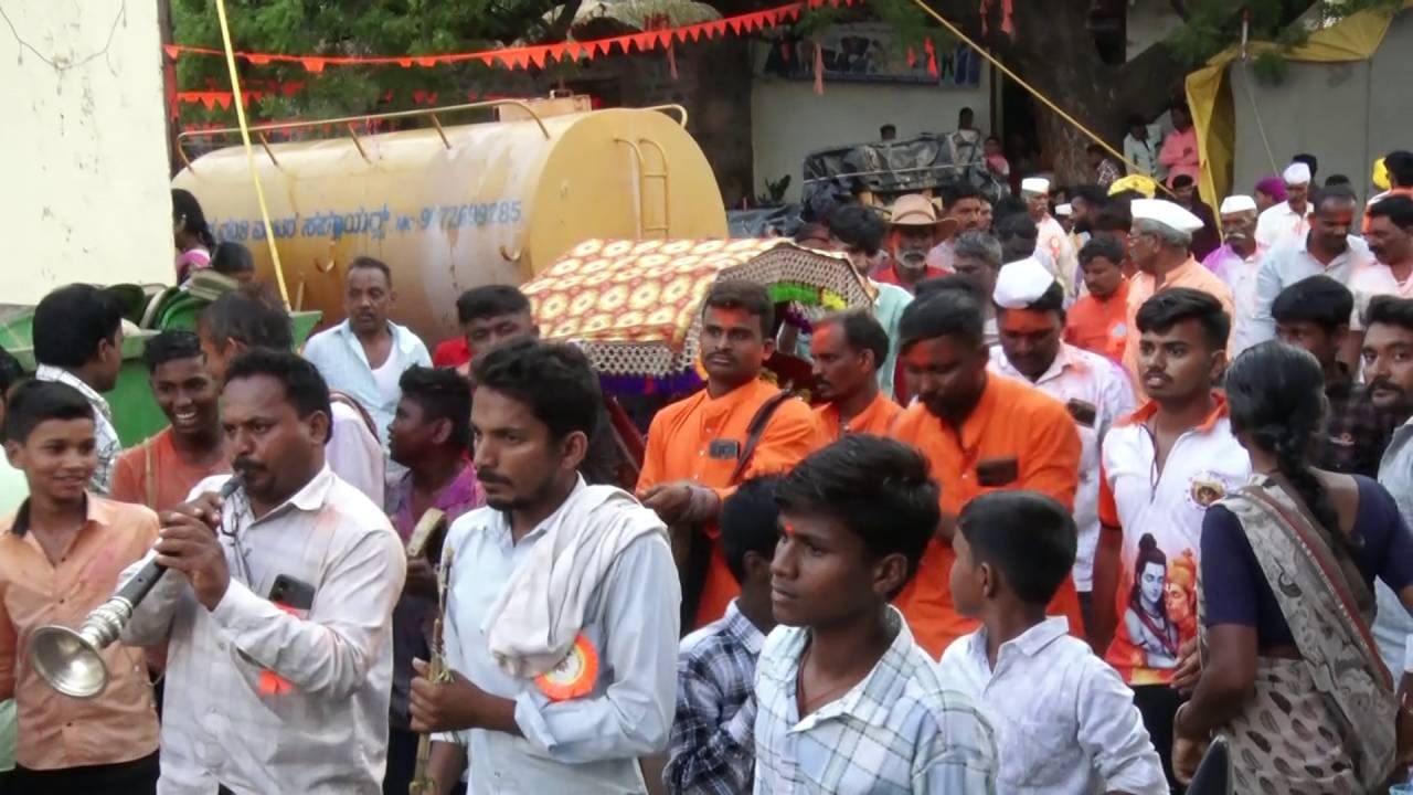 ಜಾರುಗಂಬ ಏರಿ ಮೇಲಿರುವ ದೇವರ ಅಂಬಲಿಯ ಗಡಿಗೆಯನ್ನು ಒಡೆದ ಬಳಿಕ ಹಾಲೋಕುಳಿಗೆ ತೆರೆ ಬೀಳುತ್ತದೆ. ಈ ಸಡಗರ ಸಂಭ್ರಮ ವೀಕ್ಷಣೆ ಮಾಡಲು ಸುತ್ತಮುತ್ತಲ ಗ್ರಾಮಗಳ ಜನರು ಆಗಮಿಸಿದ್ದರು. ಜಾತ್ರೆಯ ಸಂಭ್ರಮ ಸಡಗರ ಗ್ರಾಮದಲ್ಲಿ ಮನೆ ಮಾಡಿತ್ತು.