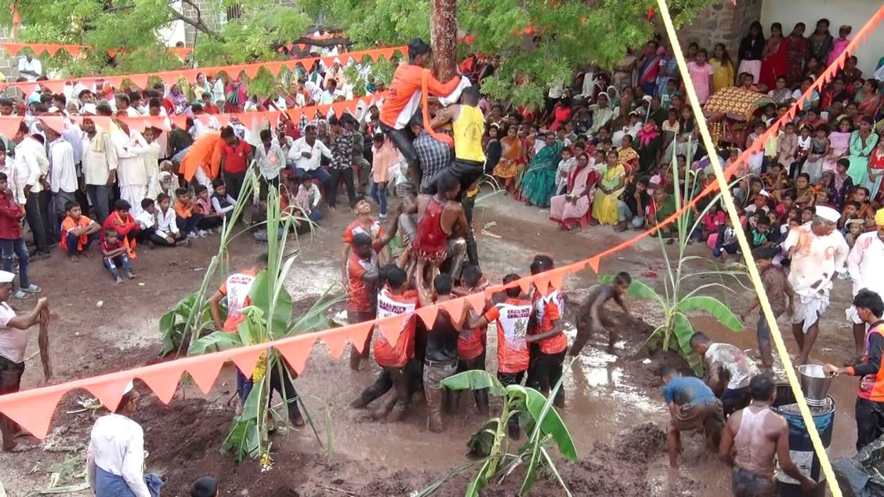 ಹಾಲೋಕುಳಿ ಕಂಬ ಏರಲು ಒಂದು ತಂಡದವರು ಮಾನವ ಗೋಪುರ ಮಾಡಿ ಮೇಲೇರಲು ಮುಂದಾದಾಗ ಮತ್ತೊಂದು ತಂಡವರು ಅವರ ಮೇಲೆ ನೀರು ಎರಚಿ ತಡೆಯಬೇಕು. ನೀರು ಒಂದು ತಂಡ ಜಾರುಗಂಬವನ್ನು ಏರಲು ಒಬ್ಬರ ಮೇಲೆ ಒಬ್ಬರಂತೆ ಮಾನವ ಗೋಪುರ ನಿರ್ಮಾಣ ಮಾಡುತ್ತಾ, ಬಟ್ಟೆಯನ್ನು ಕಂಬಕ್ಕೆ ಕಟ್ಟುತ್ತಾ ಮೇಲೇರಲು ಪ್ರಯತ್ನಿಸುತ್ತಾರೆ.