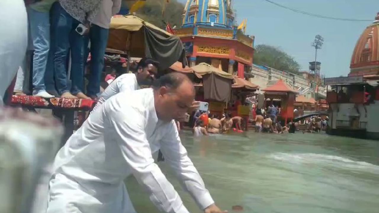 ಉಗ್ರರ ದಾಳಿಗೆ ಬಲಿಯಾದ ಲೆಫ್ಟಿನೆಂಟ್ ವಿನಯ್ ಅಸ್ತಿ ವಿಸರ್ಜನೆ ಮಾಡಿ ಬಿಕ್ಕಿ ಬಿಕ್ಕಿ ಅತ್ತ ತಂದೆ