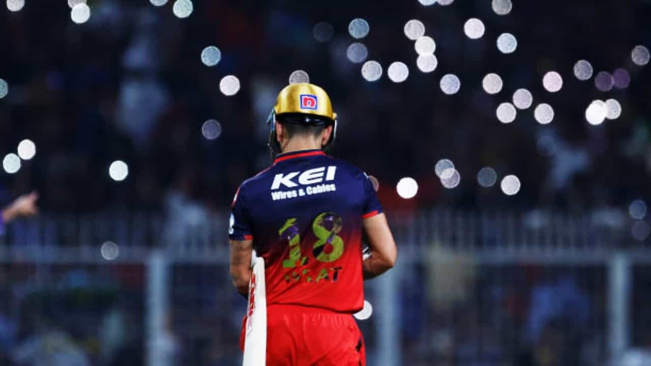 ಟಿ20 ಕ್ರಿಕೆಟ್ನಲ್ಲಿ ವಿರಾಟ್ ಕೊಹ್ಲಿ (Virat Kohli) ವಿಶ್ವ ದಾಖಲೆ ನಿರ್ಮಿಸಿದ್ದಾರೆ. ಅದು ಸಹ ಬರೋಬ್ಬರಿ 13 ಸಾವಿರ ರನ್ಗಳನ್ನು ಪೂರೈಸುವ ಮೂಲಕ. ಮುಂಬೈನ ವಾಂಖೆಡೆ ಸ್ಟೇಡಿಯಂನಲ್ಲಿ ನಡೆದ ಮುಂಬೈ ಇಂಡಿಯನ್ಸ್ (MI) ವಿರುದ್ಧದ ಪಂದ್ಯದಲ್ಲಿ ಆರಂಭಿಕನಾಗಿ ಕಣಕ್ಕಿಳಿದ ವಿರಾಟ್ ಕೊಹ್ಲಿ ಕೇವಲ 42 ಎಸೆತಗಳಲ್ಲಿ 2 ಸಿಕ್ಸ್ ಹಾಗೂ 8 ಫೋರ್ಗಳೊಂದಿಗೆ 67 ರನ್ ಬಾರಿಸಿದ್ದರು.