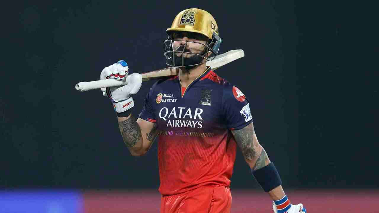 IPL 2025: ಇಂಡಿಯನ್ ಪ್ರೀಮಿಯರ್ ಲೀಗ್​ನ 46ನೇ ಪಂದ್ಯದ ಮೂಲಕ ವಿರಾಟ್ ಕೊಹ್ಲಿ (Virat Kohli) ಅನಗತ್ಯ ದಾಖಲೆ ಬರೆದಿದ್ದಾರೆ. ಅದು ಸಹ ಅರ್ಧಶತಕ ಬಾರಿಸಿ ಎಂಬುದು ವಿಶೇಷ. ದೆಹಲಿಯ ಅರುಣ್ ಜೇಟ್ಲಿ ಸ್ಟೇಡಿಯಂನಲ್ಲಿ ನಡೆದ ಈ ಪಂದ್ಯದಲ್ಲಿ ಮೊದಲು ಬ್ಯಾಟ್ ಮಾಡಿದ ಡೆಲ್ಲಿ ಕ್ಯಾಪಿಟಲ್ಸ್ ತಂಡವು 20 ಓವರ್​ಗಳಲ್ಲಿ 8 ವಿಕೆಟ್ ಕಳೆದುಕೊಂಡು 162 ರನ್ ಕಲೆಹಾಕಿತು.