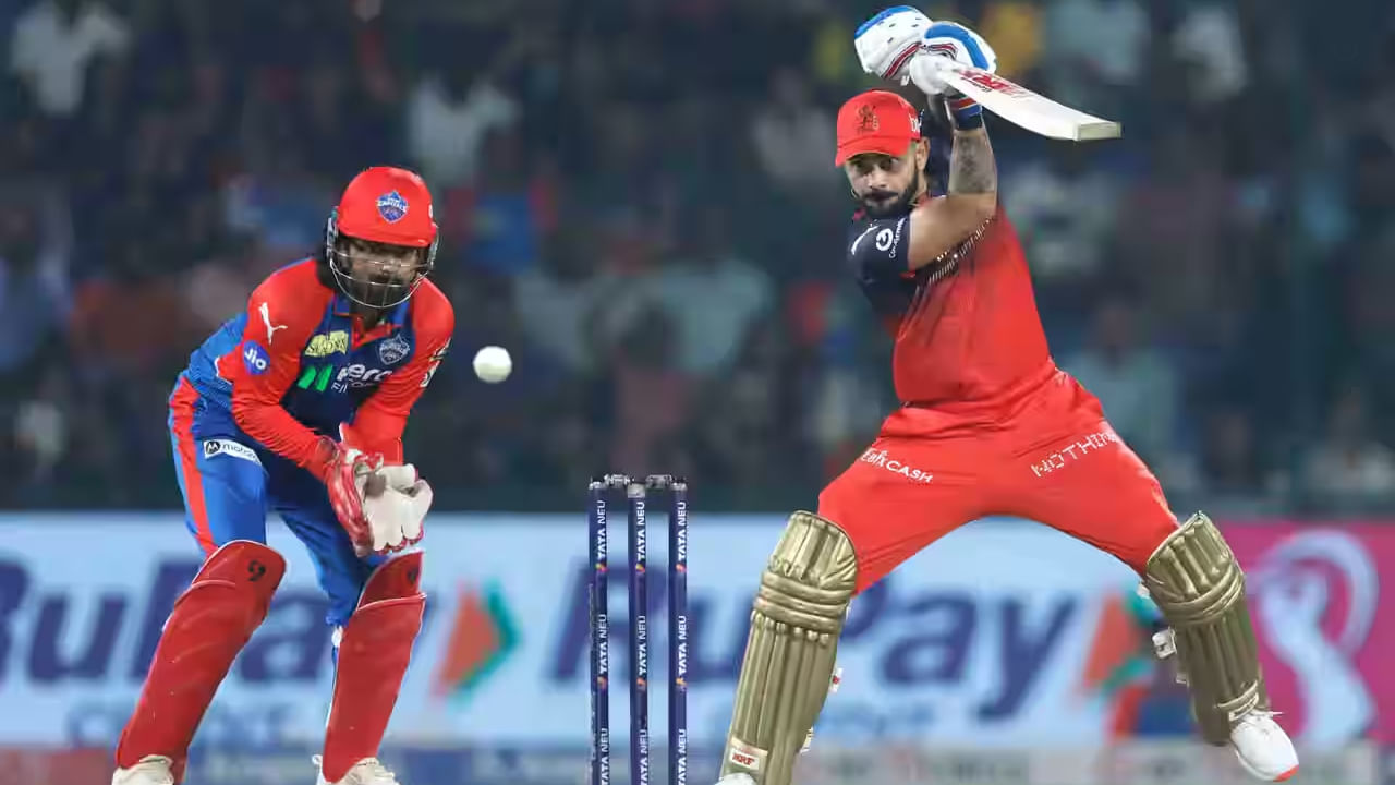 163 ರನ್​ಗಳ ಗುರಿ ಬೆನ್ನತ್ತಿದ ಆರ್​ಸಿಬಿ ತಂಡಕ್ಕೆ ವಿರಾಟ್ ಕೊಹ್ಲಿ ಉತ್ತಮ ಆರಂಭ ಒದಗಿಸಿದ್ದರು. ಅದರಲ್ಲೂ ​ ಕಷ್ಟಕರವಾಗಿದ್ದ ಪಿಚ್​ನಲ್ಲಿ ಜವಾಬ್ದಾರಿಯುತ ಬ್ಯಾಟಿಂಗ್​ ಪ್ರದರ್ಶಿಸಿದ ಕೊಹ್ಲಿ 45 ಎಸೆತಗಳಲ್ಲಿ ಅರ್ಧಶತಕ ಪೂರೈಸಿದರು. ಇದರೊಂದಿಗೆ ಈ ಬಾರಿಯ ಐಪಿಎಲ್​ನಲ್ಲಿ ಅತ್ಯಂತ ನಿಧಾನಗತಿಯಲ್ಲಿ ಅರ್ಧಶತಕ ಬಾರಿಸಿದ ದಾಖಲೆ ವಿರಾಟ್ ಕೊಹ್ಲಿ ಪಾಲಾಯಿತು.