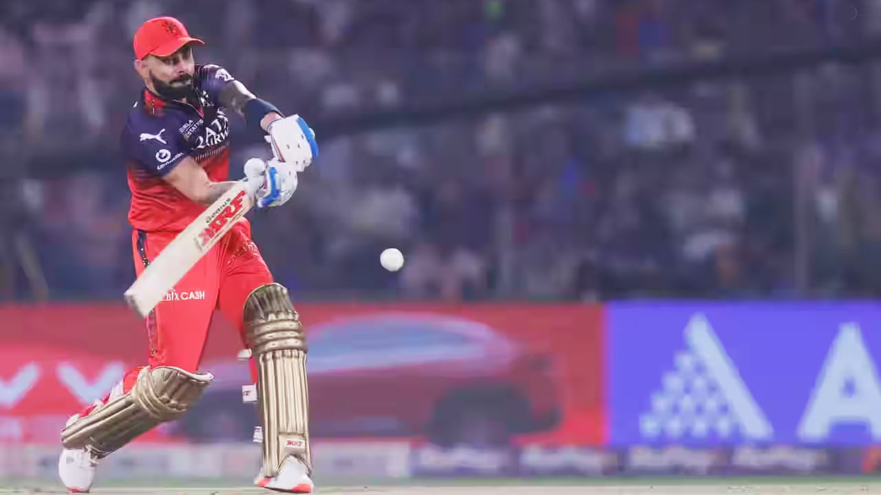 ಅಂದಹಾಗೆ ಇದು ವಿರಾಟ್ ಕೊಹ್ಲಿ ಅವರ ಐಪಿಎಲ್ ಕೆರಿಯರ್​ನ ಅತ್ಯಂತ ನಿಧಾನಗತಿಯ ಅರ್ಧಶತಕವಲ್ಲ. ಇದಕ್ಕೂ ಮುನ್ನ 2016 ರಲ್ಲಿ ರೈಸಿಂಗ್ ಪುಣೆ ಸೂಪರ್ ಜೈಂಟ್ಸ್ ವಿರುದ್ಧದ ಪಂದ್ಯದಲ್ಲಿ ಕೊಹ್ಲಿ 47 ಎಸೆತಗಳನ್ನು ಎದುರಿಸಿ ಅರ್ಧಶತಕ ಬಾರಿಸಿದ್ದರು. ಇದೀಗ 45 ಎಸೆತಗಳ ಮೂಲಕ ಹಾಫ್ ಸೆಂಚುರಿ ಪೂರೈಸಿ ಅನಗತ್ಯ ದಾಖಲೆಗೆ ಮತ್ತೊಮ್ಮೆ ಕೊರೊಳೊಡ್ಡಿದ್ದಾರೆ.