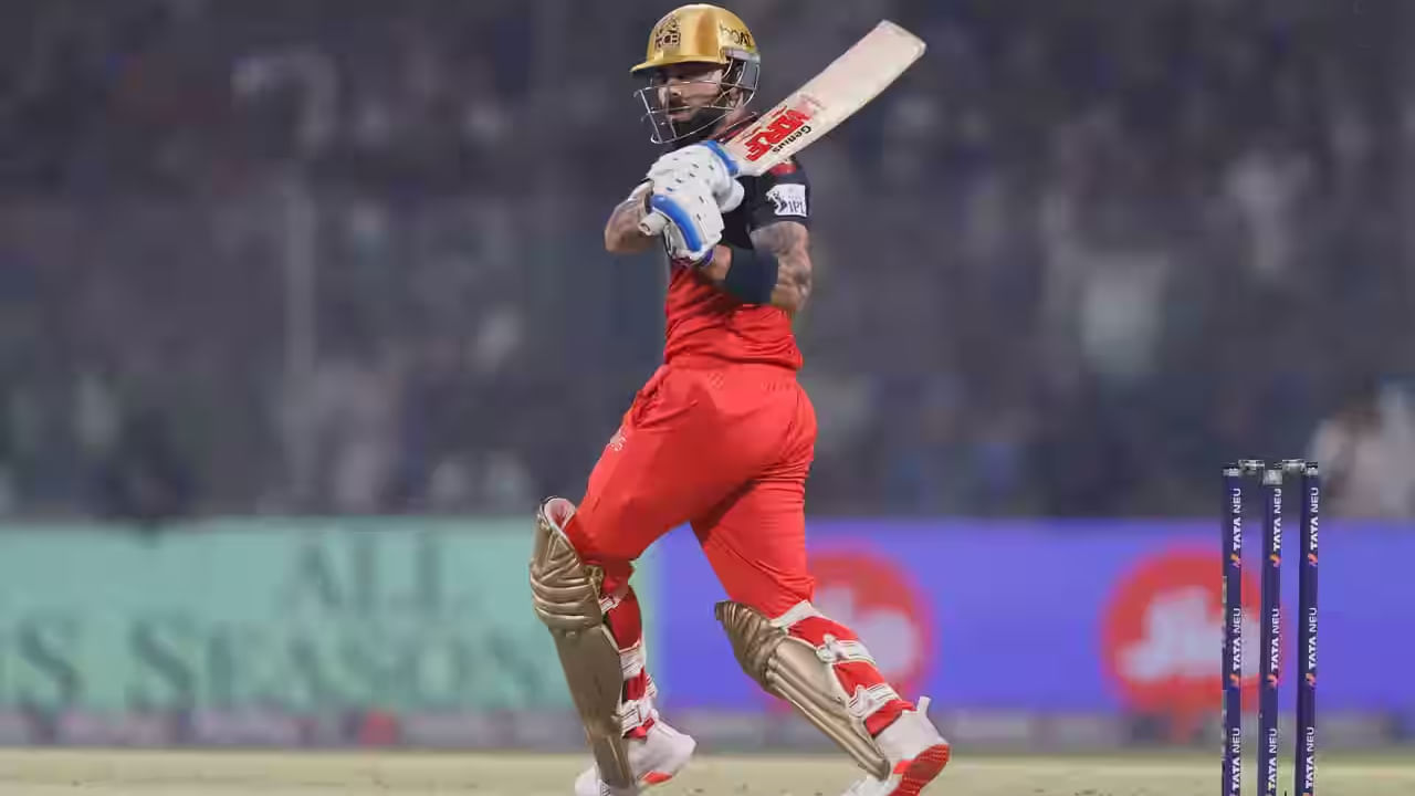 ಇನ್ನು ಈ ಪಂದ್ಯದಲ್ಲಿ 47 ಎಸೆತಗಳನ್ನು ಎದುರಿಸಿದ ವಿರಾಟ್ ಕೊಹ್ಲಿ 4 ಫೋರ್​ಗಳೊಂದಿಗೆ 51 ರನ್ ಬಾರಿಸಿದ್ದರು. ಈ ಅರ್ಧಶತಕದ ನೆರವಿನೊಂದಿಗೆ ಡೆಲ್ಲಿ ಕ್ಯಾಪಿಟಲ್ಸ್ ನೀಡಿದ 163 ರನ್​ಗಳ ಗುರಿಯನ್ನು ಆರ್​ಸಿಬಿ ತಂಡ 18.3 ಓವರ್​ಗಳಲ್ಲಿ ಚೇಸ್ ಮಾಡಿದೆ. ಈ ಮೂಲಕ ರಾಯಲ್ ಪಡೆ 6 ವಿಕೆಟ್​ಗಳ ಜಯ ಸಾಧಿಸಿದೆ.