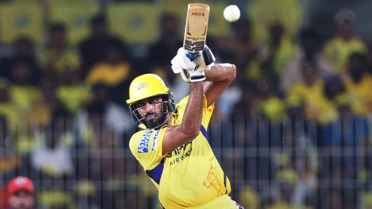 ಇದಕ್ಕೂ ಮುನ್ನ ಈ ದಾಖಲೆ ಚೆನ್ನೈ ಸೂಪರ್ ಕಿಂಗ್ಸ್ ತಂಡದ ವಿಜಯ್ ಶಂಕರ್ ಹೆಸರಿನಲ್ಲಿತ್ತು. ಸನ್​ರೈಸರ್ಸ್ ಹೈದರಾಬಾದ್ ವಿರುದ್ಧದ ಪಂದ್ಯದಲ್ಲಿ 43 ಎಸೆತಗಳಲ್ಲಿ ಅರ್ಧಶತಕ ಬಾರಿಸಿ ವಿಜಯ್ ಶಂಕರ್ ಈ ಅನಗತ್ಯ ದಾಖಲೆ ಬರೆದಿದ್ದರು. ಇದೀಗ ಈ ದಾಖಲೆಯನ್ನು ಮುರಿದು ಕೊಹ್ಲಿ ಅಗ್ರಸ್ಥಾನಕ್ಕೇರಿದ್ದಾರೆ.