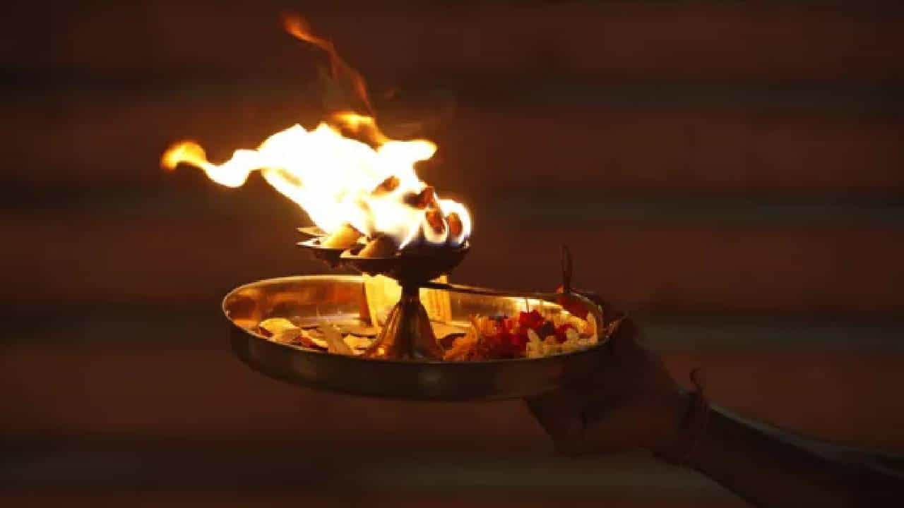 ಪೂಜೆಯ ನಂತರ ಆರತಿ ಮಾಡುವುದು ಏಕೆ ? ಇದರ ಹಿಂದಿನ ಧಾರ್ಮಿಕ ಕಾರಣ ತಿಳಿಯಿರಿ