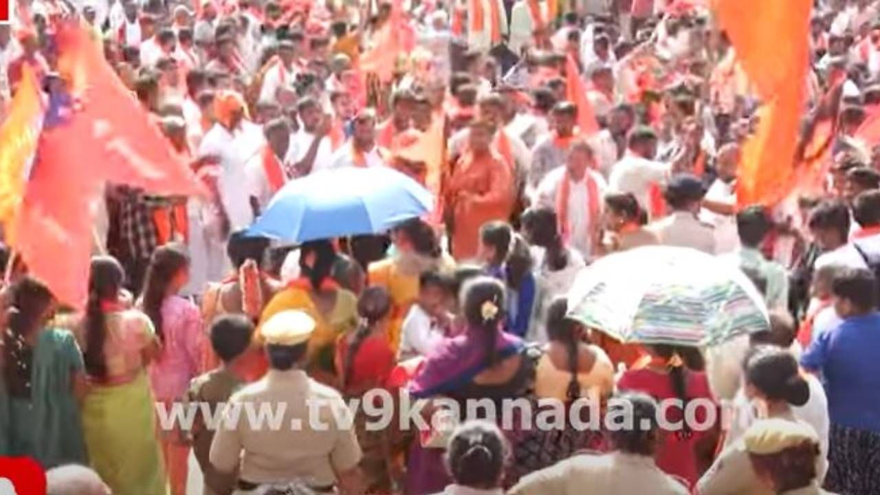 ಮಂಡ್ಯ ಶೋಭಾಯಾತ್ರೆಯಲ್ಲಿ ಡಿಜೆ ಸೌಂಡ್ ಅಬ್ಬರಕ್ಕೆ ಮೈದಣಿಯ ಕುಣಿದ ಯುವಕರು, ಸಾಥ್ ನೀಡಿದ ಯುವತಿಯರು