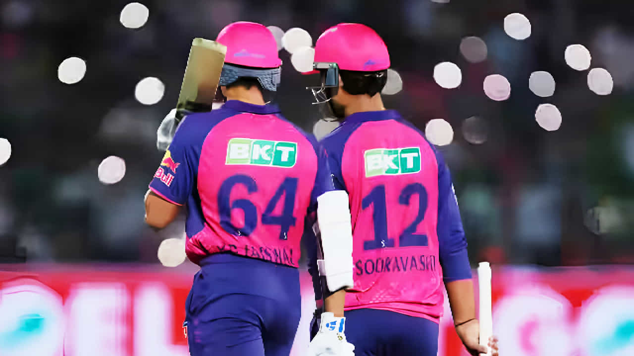 IPL 2025: ಇಂಡಿಯನ್ ಪ್ರೀಮಿಯರ್ ಲೀಗ್ ಸೀಸನ್-18 ರಲ್ಲಿ ಹೊಸ ಇತಿಹಾಸ ನಿರ್ಮಾಣವಾಗಿದೆ. ಅದು ಕೂಡ ಅತೀ ಕಡಿಮೆ ಓವರ್ಗಳಲ್ಲಿ 200+ ರನ್ಗಳ ಚೇಸ್ ಮಾಡುವ ಮೂಲಕ. ಹೀಗೆ ಚೇಸ್ ಮಾಡಿ ಹೊಸ ಇತಿಹಾಸ ನಿರ್ಮಿಸಿದ್ದು ರಾಜಸ್ಥಾನ್ ರಾಯಲ್ಸ್ (RR) ತಂಡ. ಈ ಮೂಲಕ ಆರ್ಸಿಬಿ ತಂಡದ ಹೆಸರಿನಲ್ಲಿದ್ದ ದಾಖಲೆಯನ್ನು ಆರ್ಆರ್ ಪಡೆ ಮುರಿದಿದೆ.
