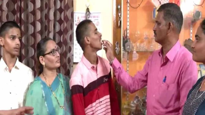 SSLC ಫೇಲ್ ಆದ ಮಗನಿಗೆ ಕೇಕ್ ತಿನ್ನಿಸಿ ಧೈರ್ಯ ಹೇಳಿದ ಪೋಷಕರು! SSLC ಫೇಲ್ ಆದ ಮಗನಿಗೆ ಕೇಕ್ ತಿನ್ನಿಸಿ ಧೈರ್ಯ ಹೇಳಿದ ಪೋಷಕರು!