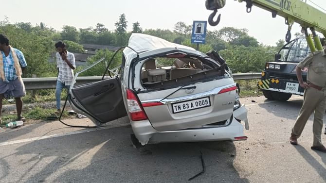 ಚಿತ್ರದುರ್ಗ: ಡಿವೈಡರ್​ಗೆ ಕಾರು ಡಿಕ್ಕಿಯಾಗಿ ಮೂವರು ದುರ್ಮರಣ