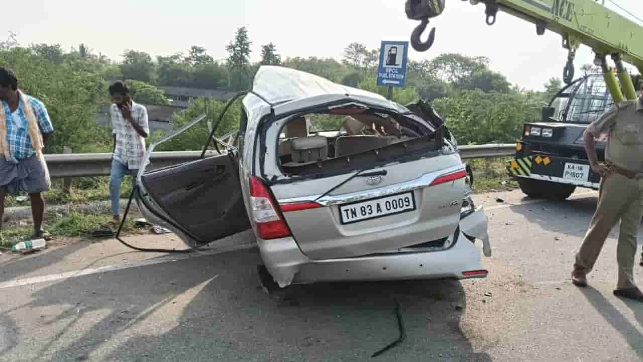 ಡಿವೈಡರ್ಗೆ ಕಾರು ಡಿಕ್ಕಿ: ಪೊಲೀಸ್ ಇಲಾಖೆಯಲ್ಲಿ ಸೇವೆ ಸಲ್ಲಿಸ್ತಿದ್ದ ವ್ಯಕ್ತಿ ಸೇರಿ ಮೂವರು ಸಾವು