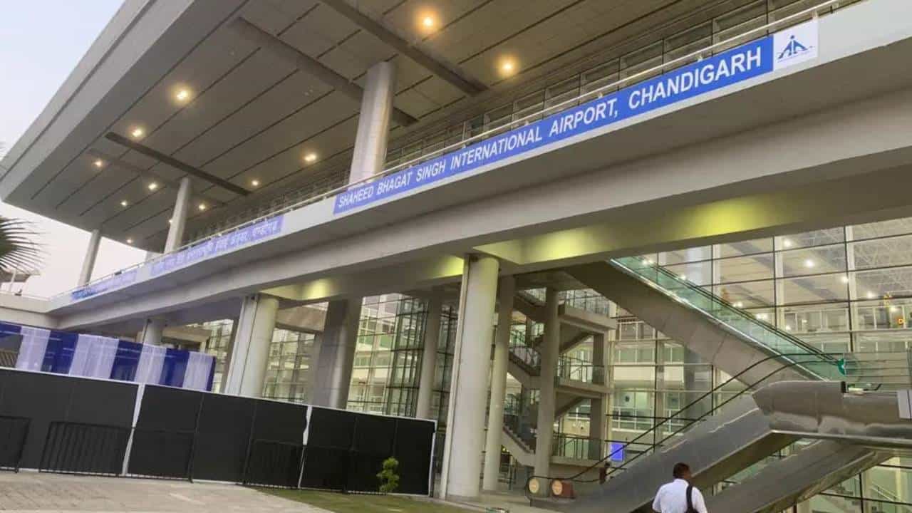 Airports: ನಾಗರಿಕ ವಿಮಾನ ಸೇವೆಗೆ ನಿಲ್ಲಿಸಲಾಗಿದ್ದ 32 ಏರ್​​ಪೋರ್ಟ್​​ಗಳು ಈಗ ಪುನಾರಂಭ: ಎಎಐ ಘೋಷಣೆ