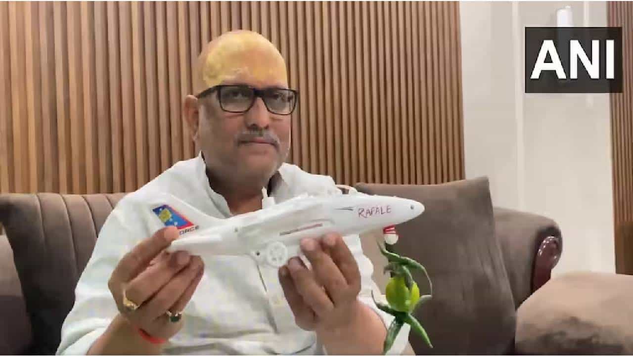ರಫೇಲ್ ವಿಮಾನವನ್ನು ಆಟಿಕೆ ಎಂದು ಕರೆದ ಕಾಂಗ್ರೆಸ್ನ ಅಜಯ್ ರಾಯ್ಗೆ ಬಿಜೆಪಿ ತಿರುಗೇಟು ರಫೇಲ್ ವಿಮಾನವನ್ನು ಆಟಿಕೆ ಎಂದು ಕರೆದ ಕಾಂಗ್ರೆಸ್ನ ಅಜಯ್ ರಾಯ್ಗೆ ಬಿಜೆಪಿ ತಿರುಗೇಟು